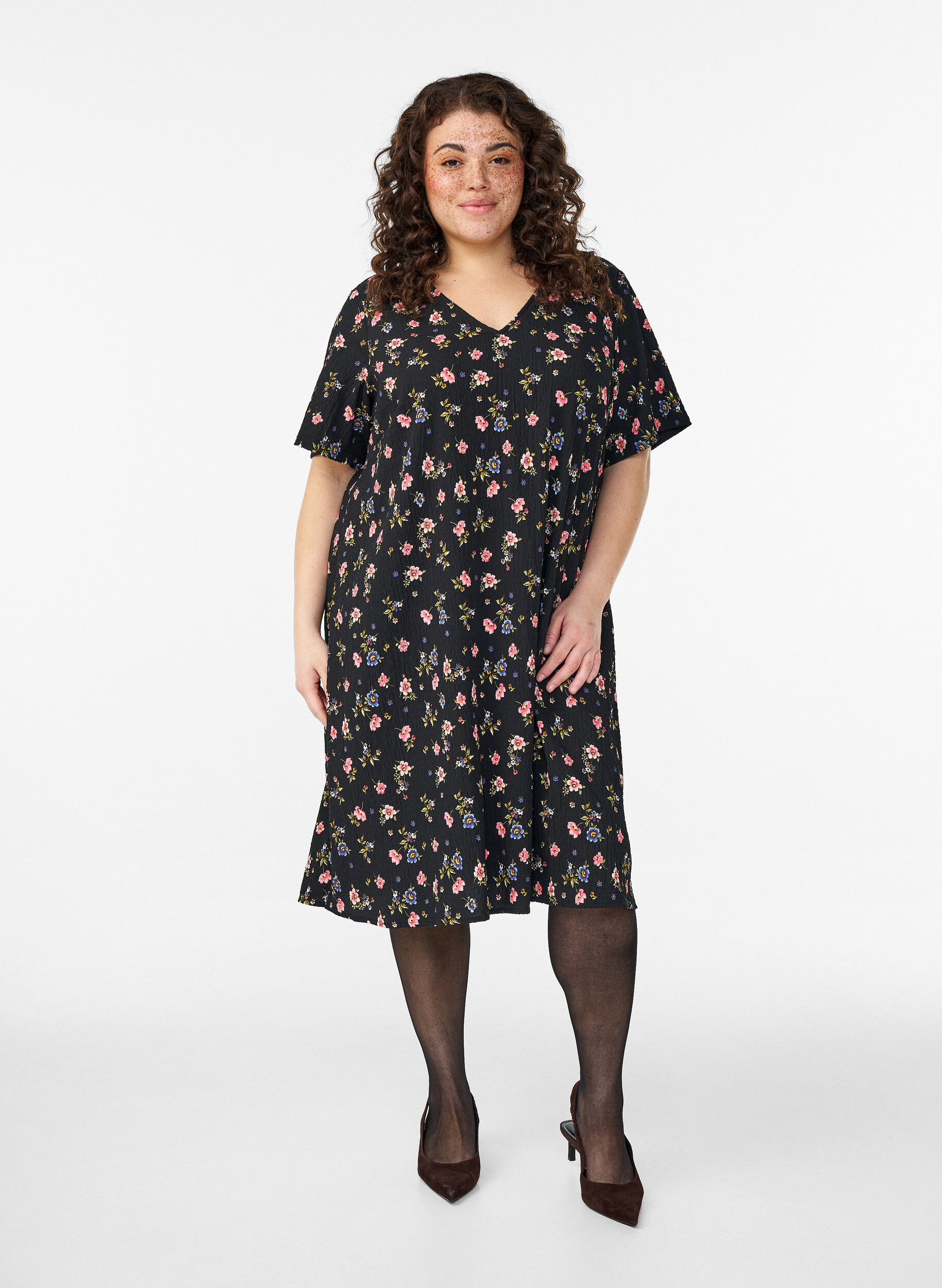 Zizzi FLASH - Kleid mit kurzen &Auml;rmeln und V-Ausschnitt, Schwarz, Model image number 0