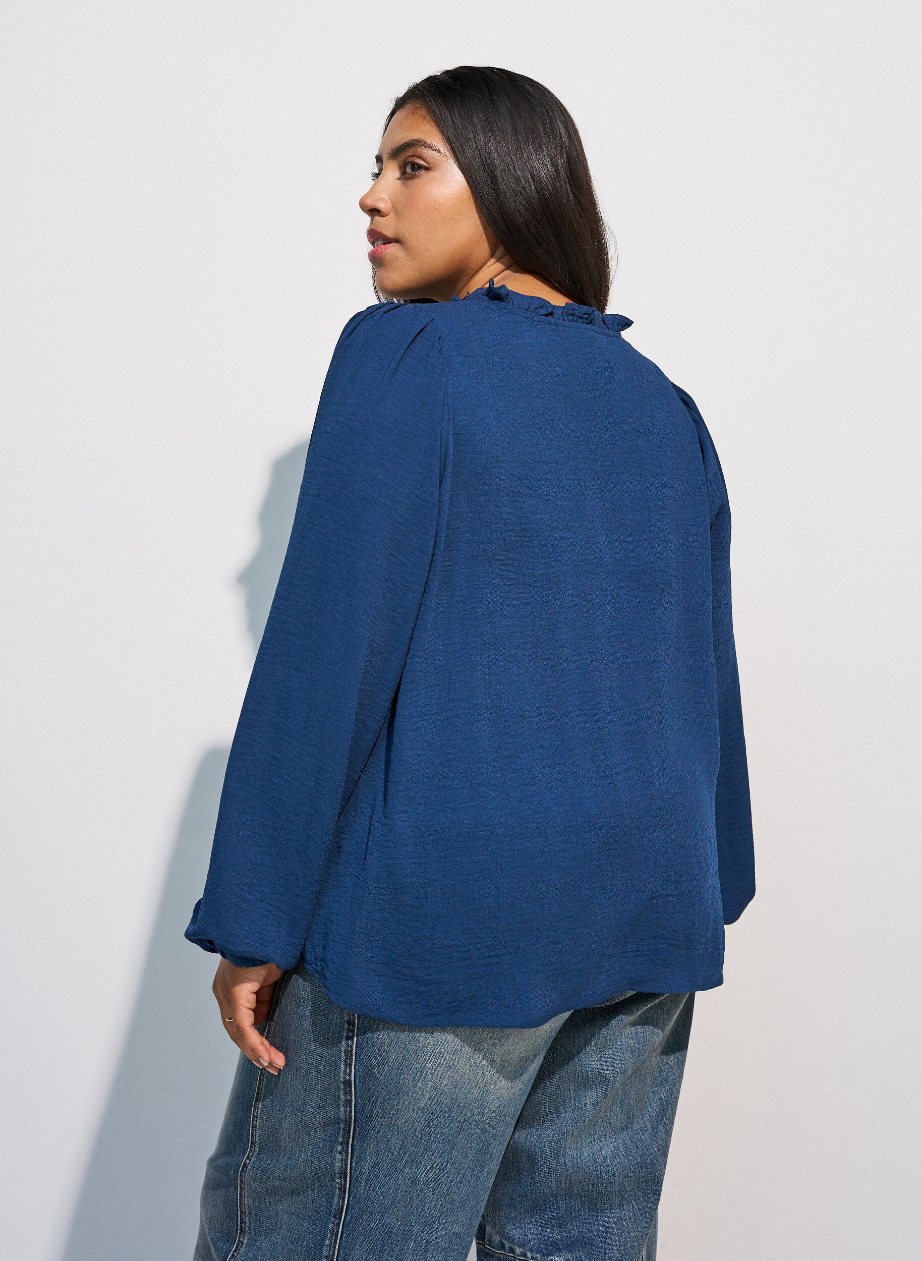 ZizziBlouse avec col en V et bande en crochet, Bleu, Model image number 2