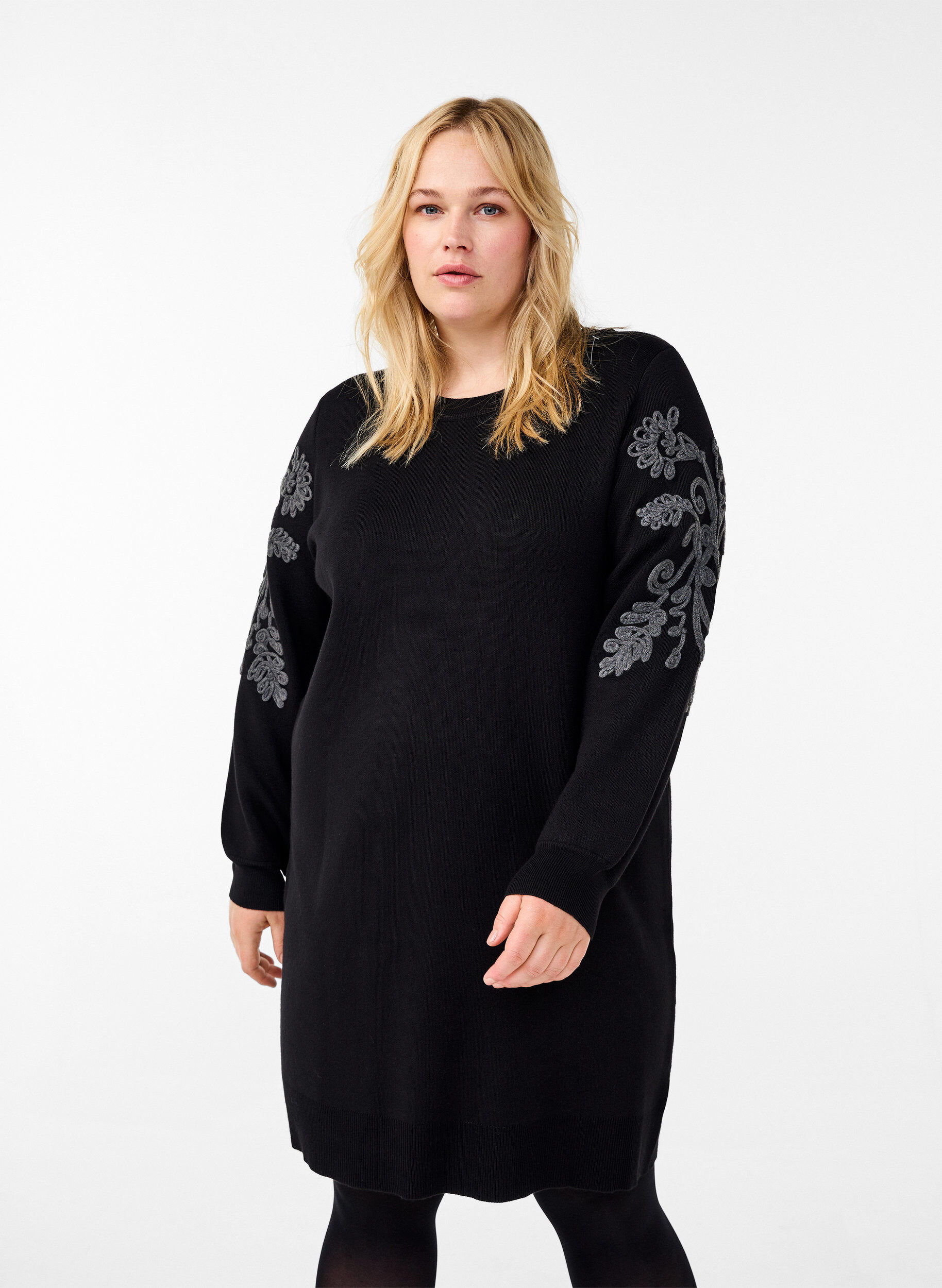 Zizzi Robe en maille avec d&eacute;tails brod&eacute;s, Black Medium G. Comb, Model image number 0