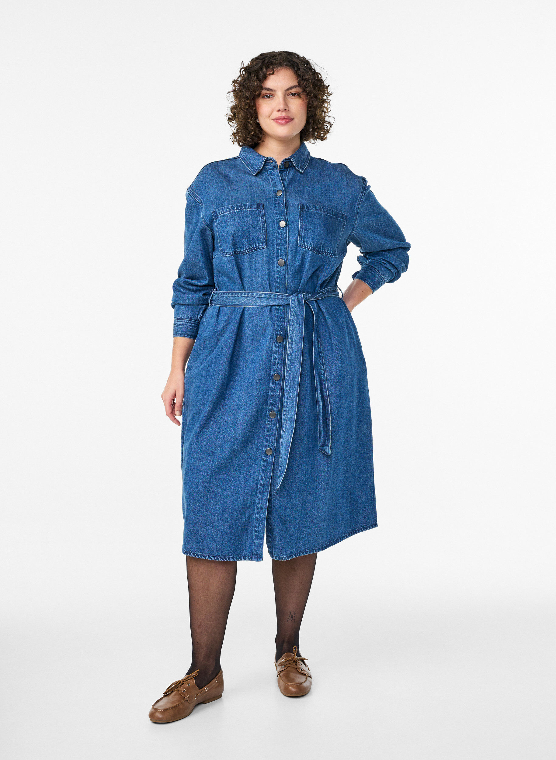Robe chemise en denim avec ceinture &agrave; nouer et poches lat&eacute;rales, Bleu, Model