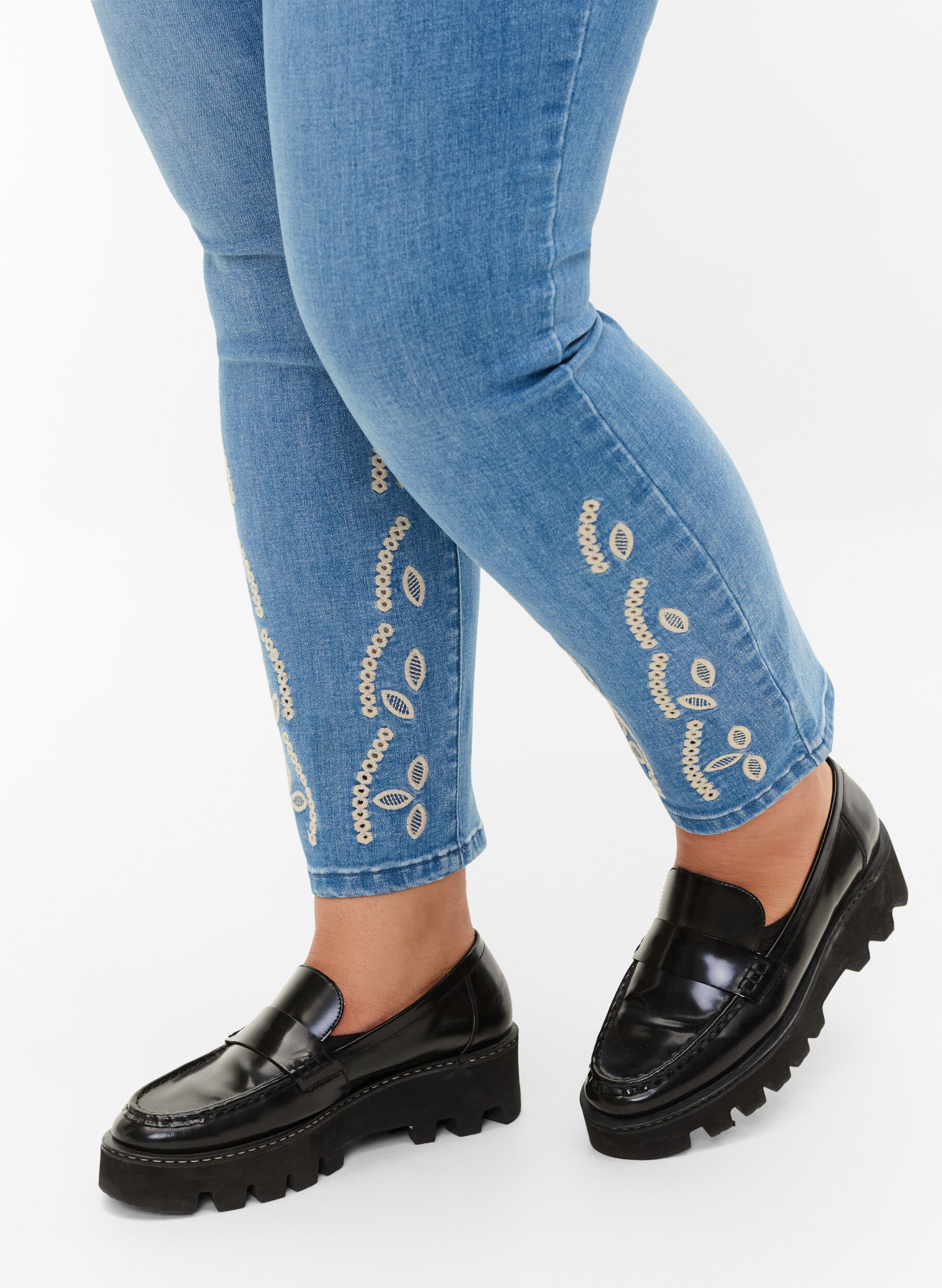 Zizzi Cropped Emily Jeans mit Stickerei, Blue denim, Model image number 3