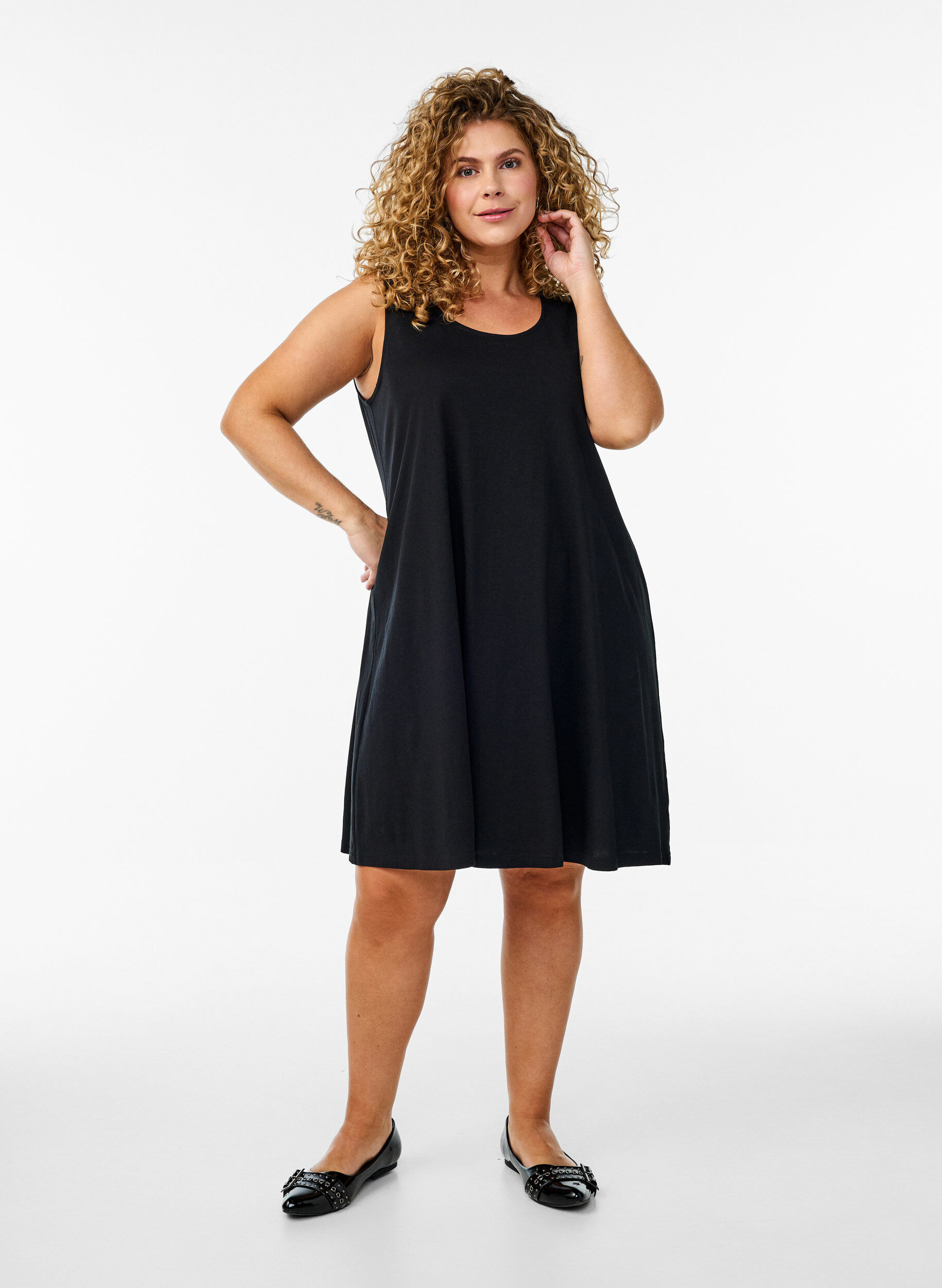 Zizzi Robe &eacute;vas&eacute;e sans manches, Noir, Model image number 1
