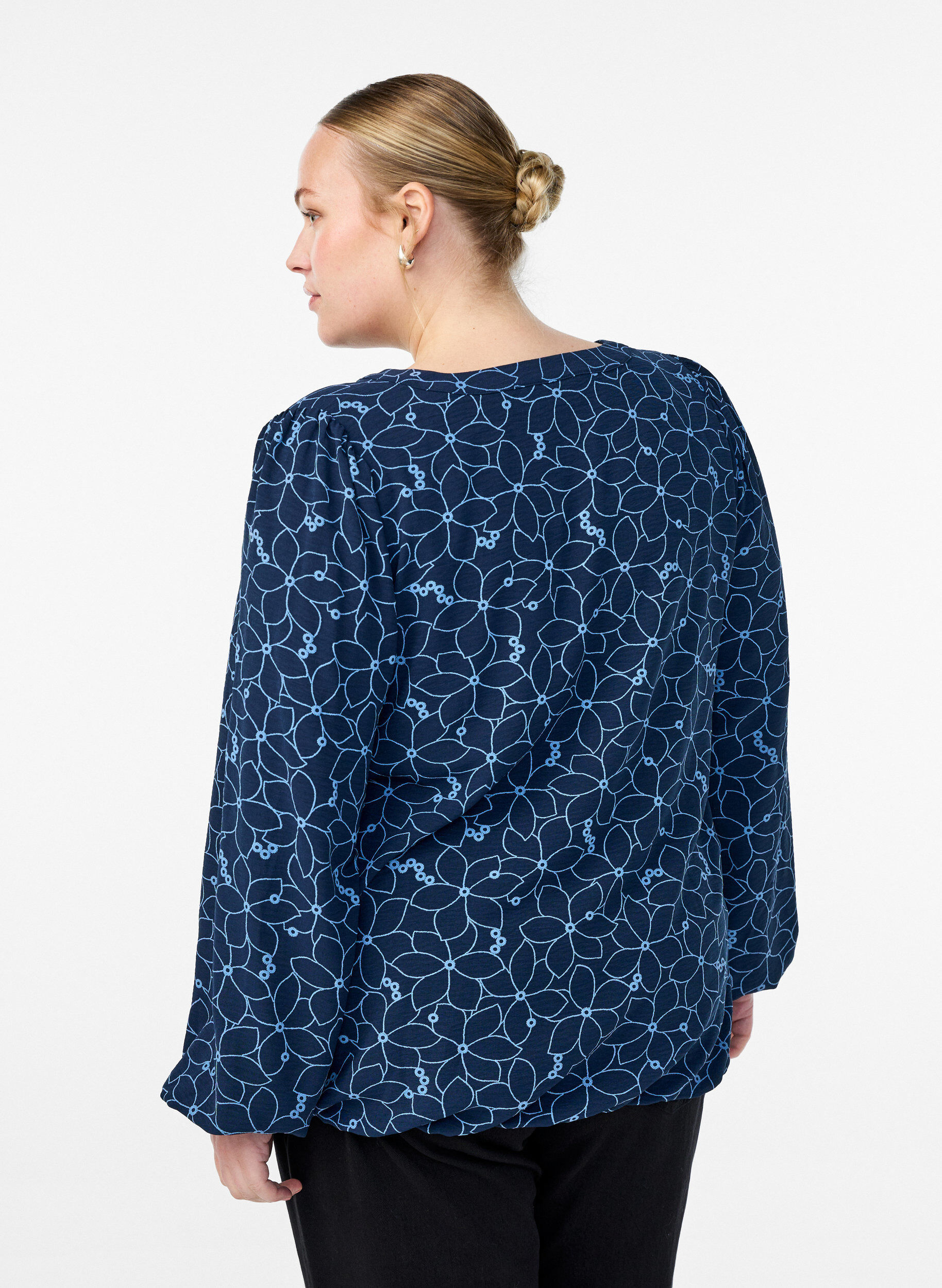 Zizzi Blouse &agrave; manches longues avec broderie florale, Bleu, Model image number 2