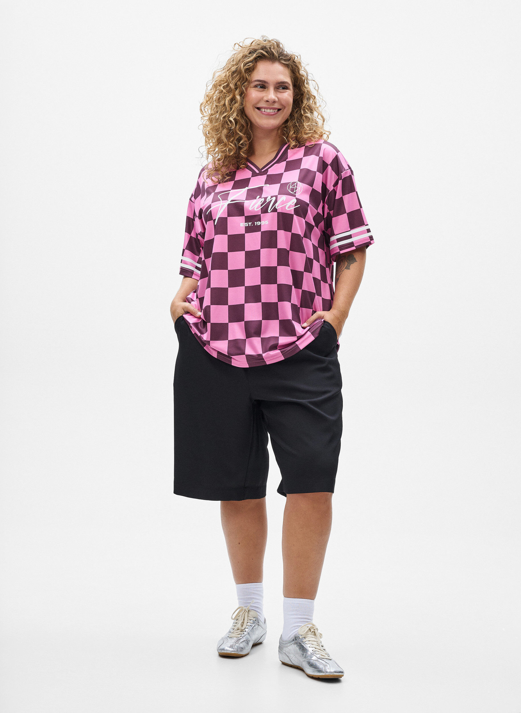 Zizzi Sportliches T-Shirt mit Karomuster und Textaufdruck, Rot, Model image number 1