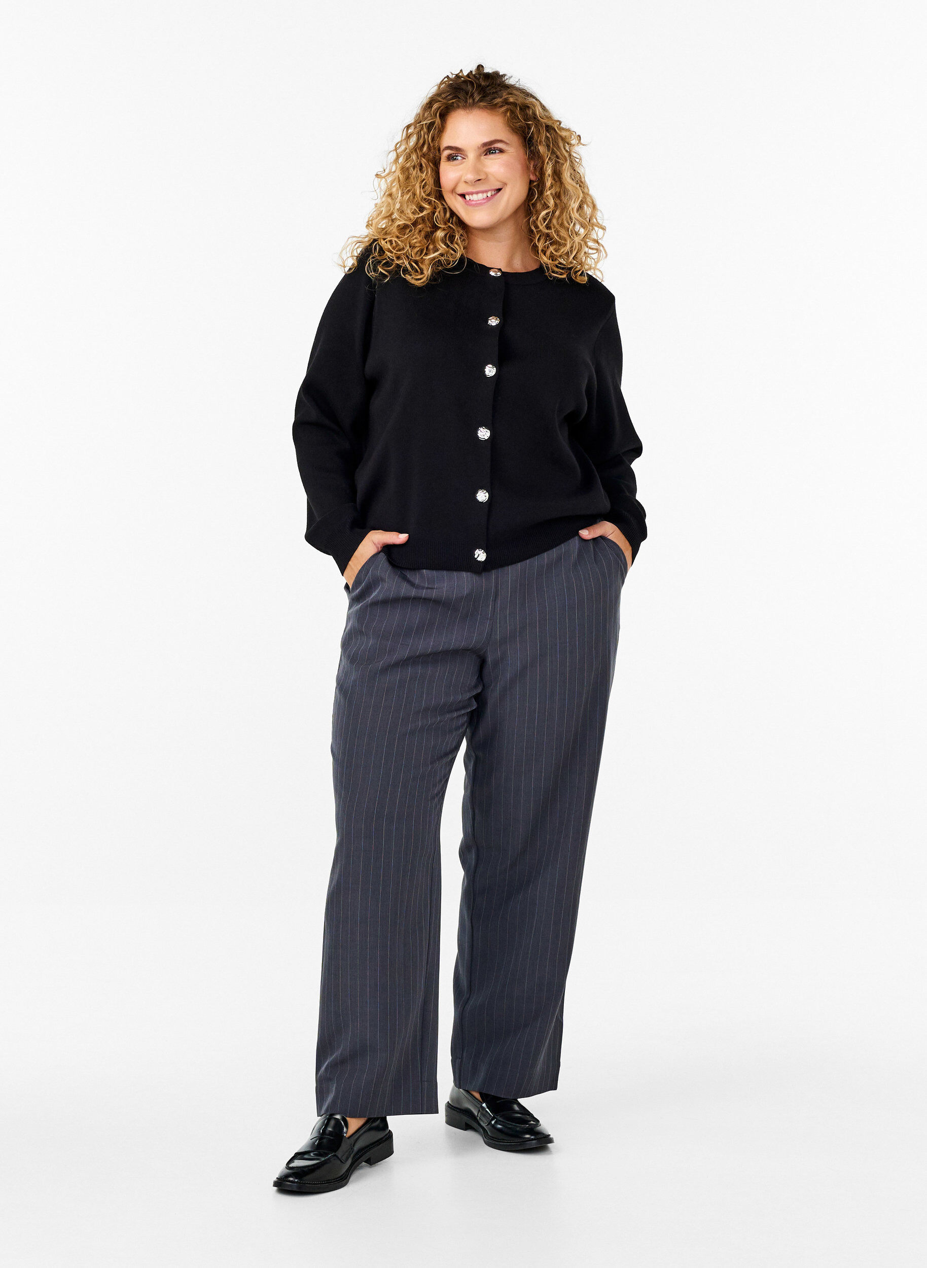 Zizzi Strickjacke mit dekorativen Kn&ouml;pfen, Black, Model image number 2