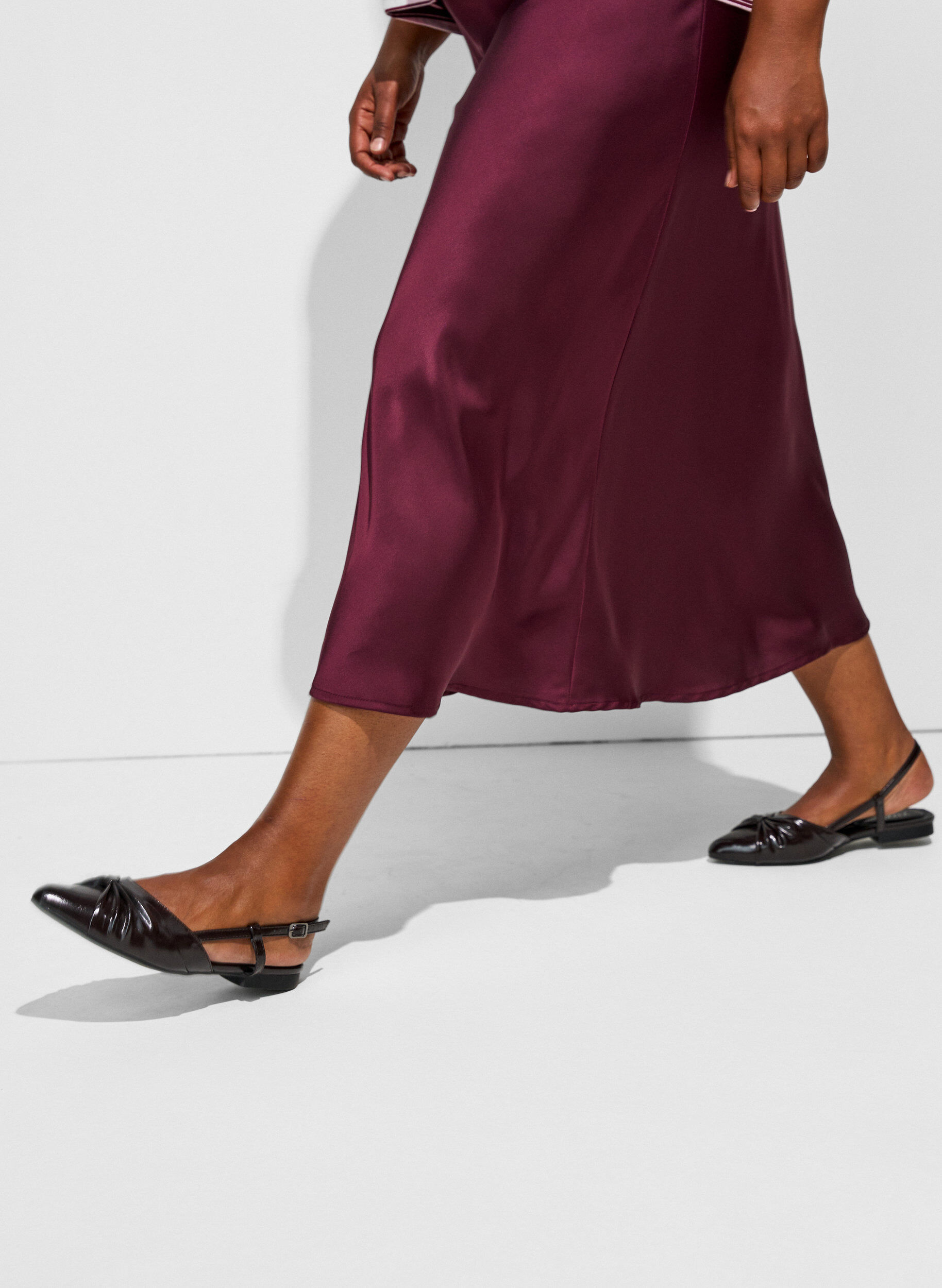 ZizziJupe midi en satin, Bordeaux, Model image number 3