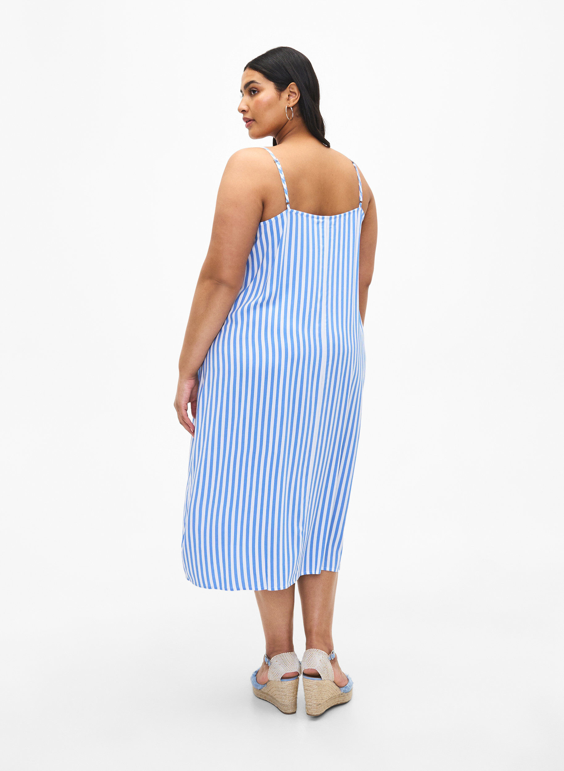 Zizzi FLASH - Robe &agrave; bretelles ray&eacute;e en viscose, L. Blue White Stripe, Model image number 1