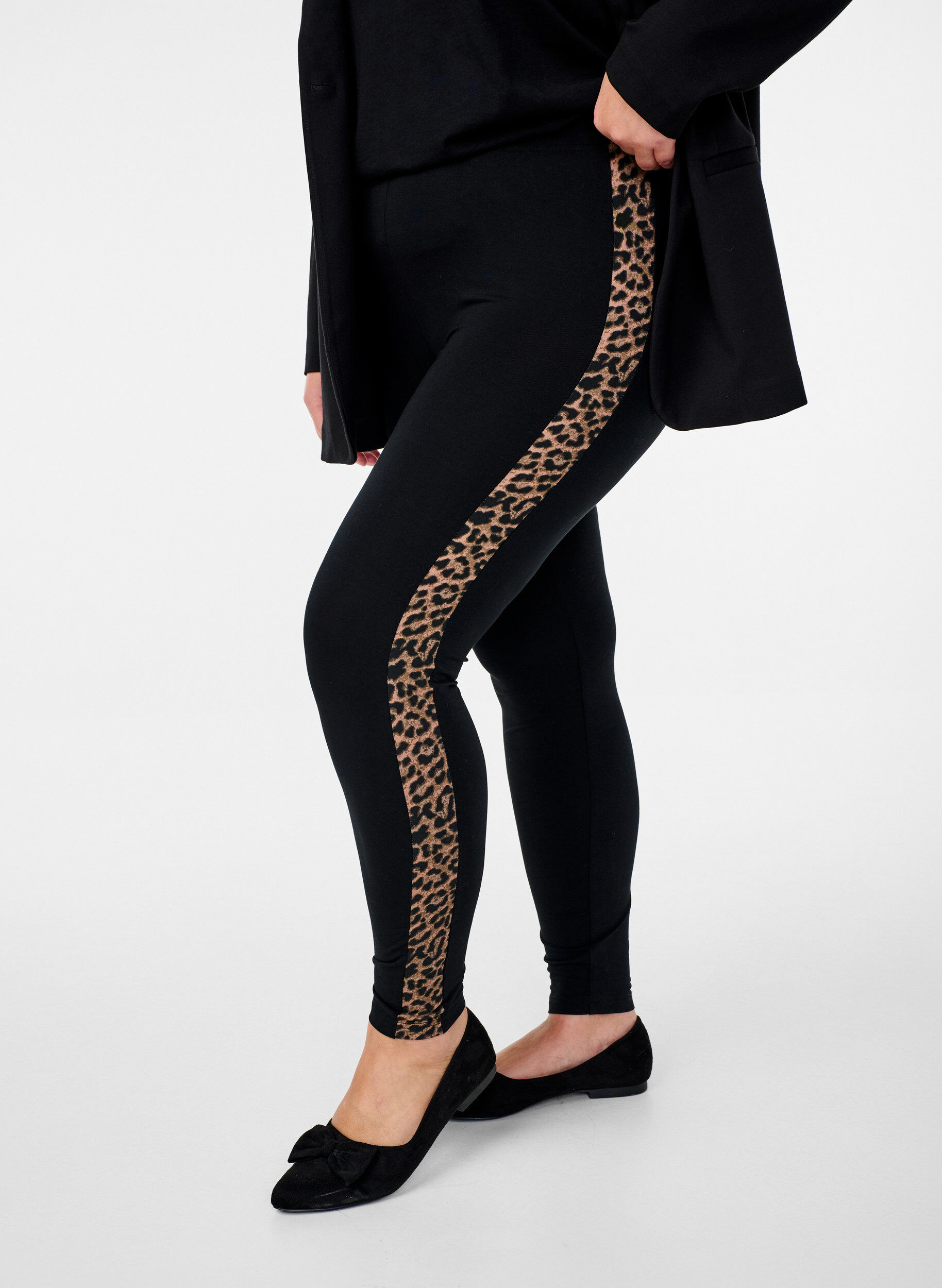 Zizzi Legging en viscose &agrave; rayures imprim&eacute; l&eacute;opard, Black W. Leo, Model image number 0