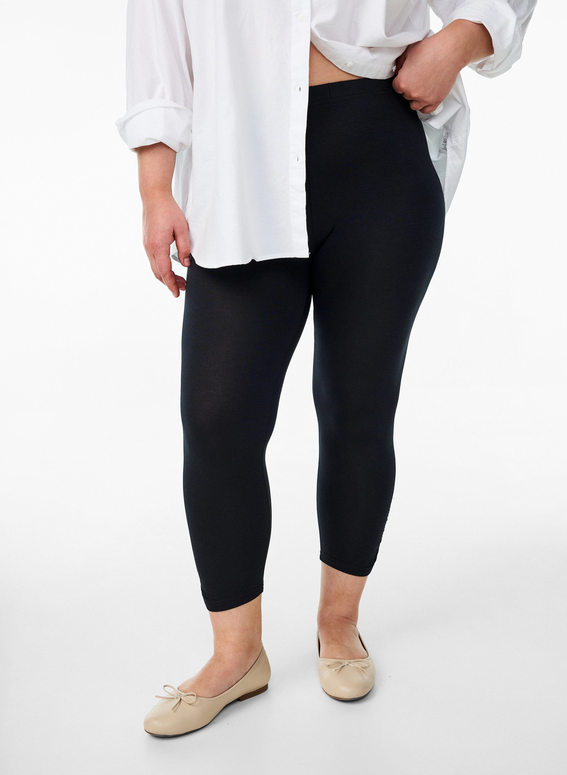Zizzi Basic 3/4-Leggings mit R&uuml;schendetail, Schwarz, Model image number 0