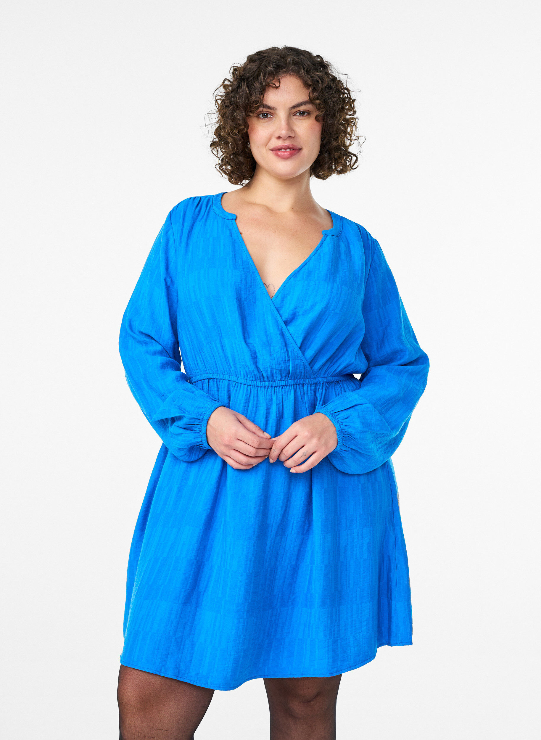 Kurzes strukturiertes Kleid in Wickeloptik, Blau, Model