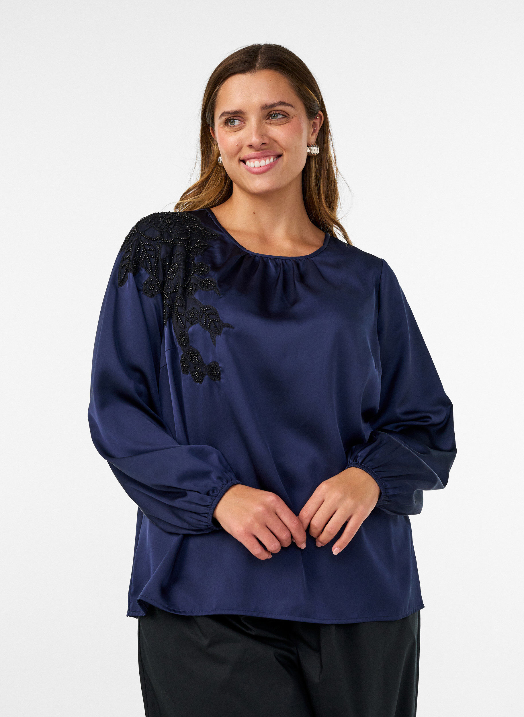 ZizziSatinbluse mit Spitzenapplikationen und Perlen, Blau, Model image number 0