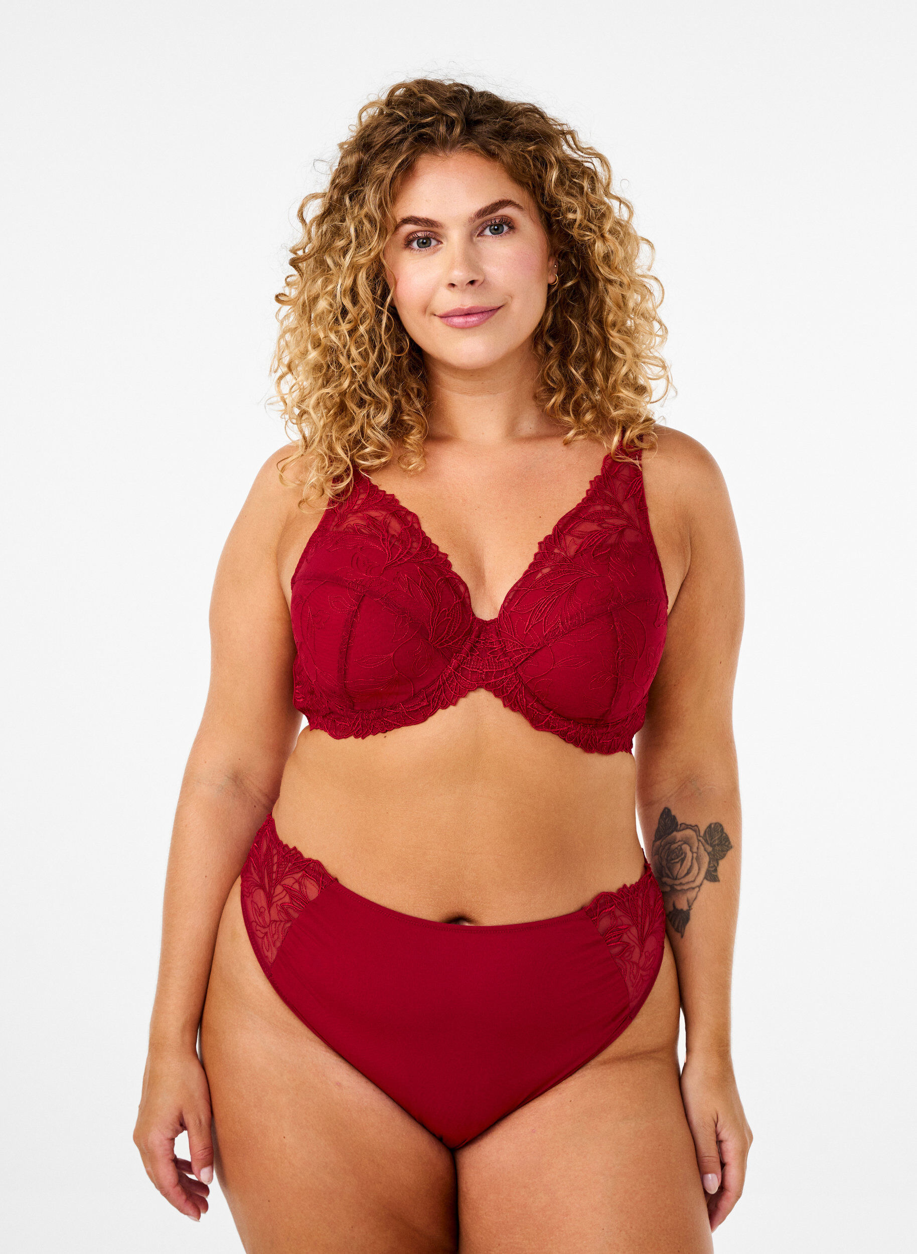 String en microfibre avec dentelle, Rouge, Model
