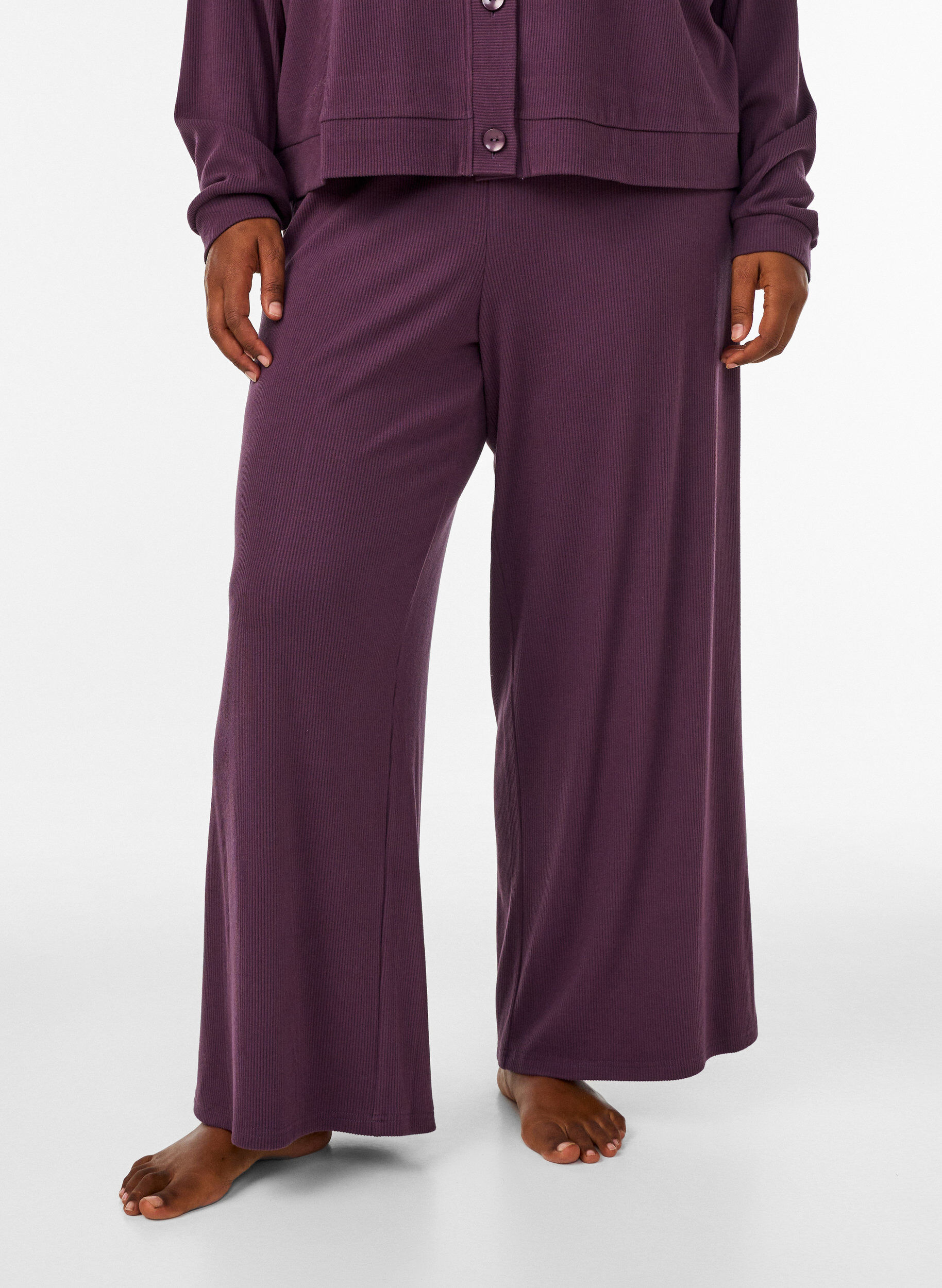 Hose aus geripptem Jersey mit weiten Beinen, Lila, Model