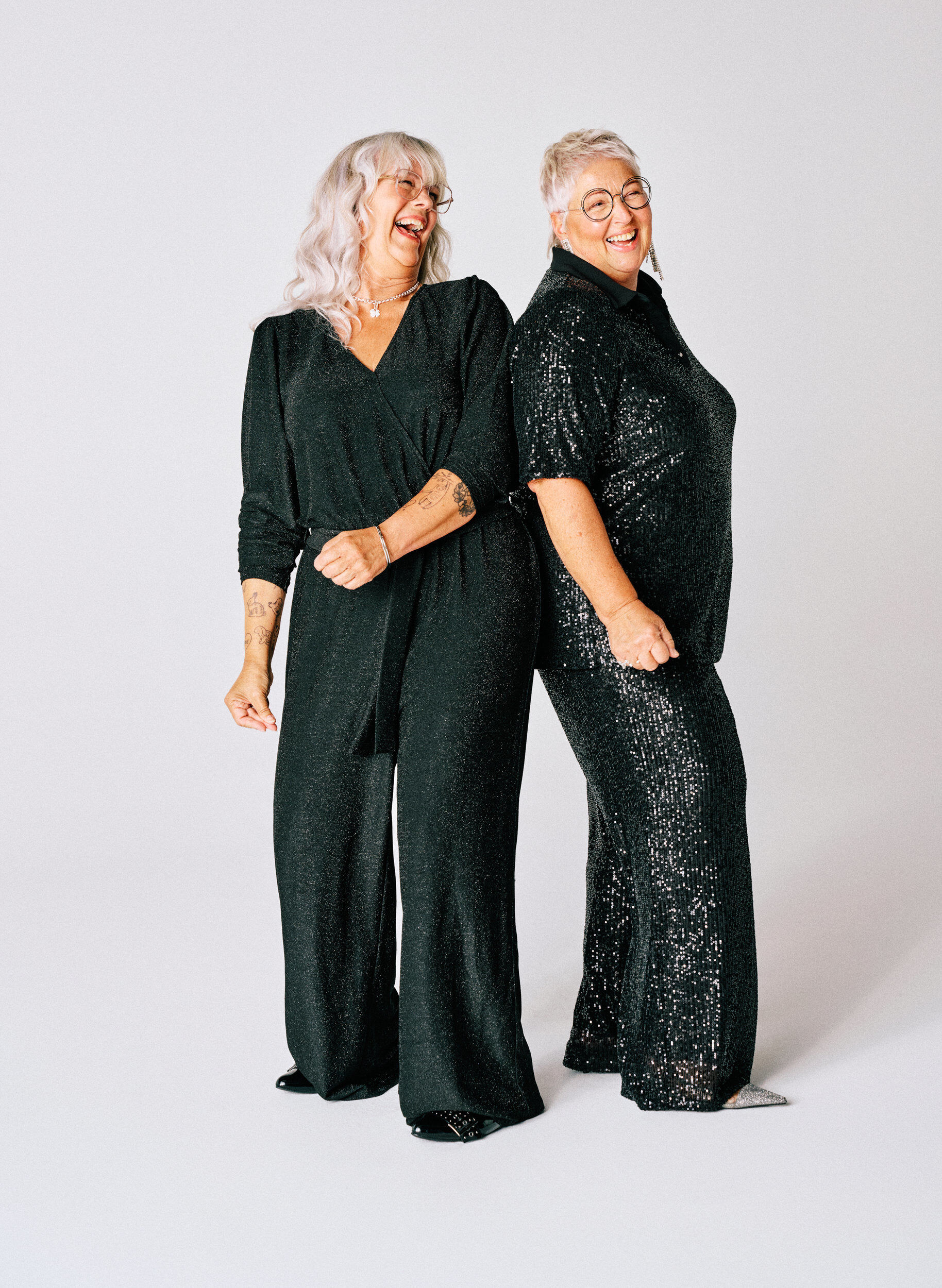 Zizzi Blouse &agrave; paillettes avec col polo et manches courtes, Noir, Image image number 0