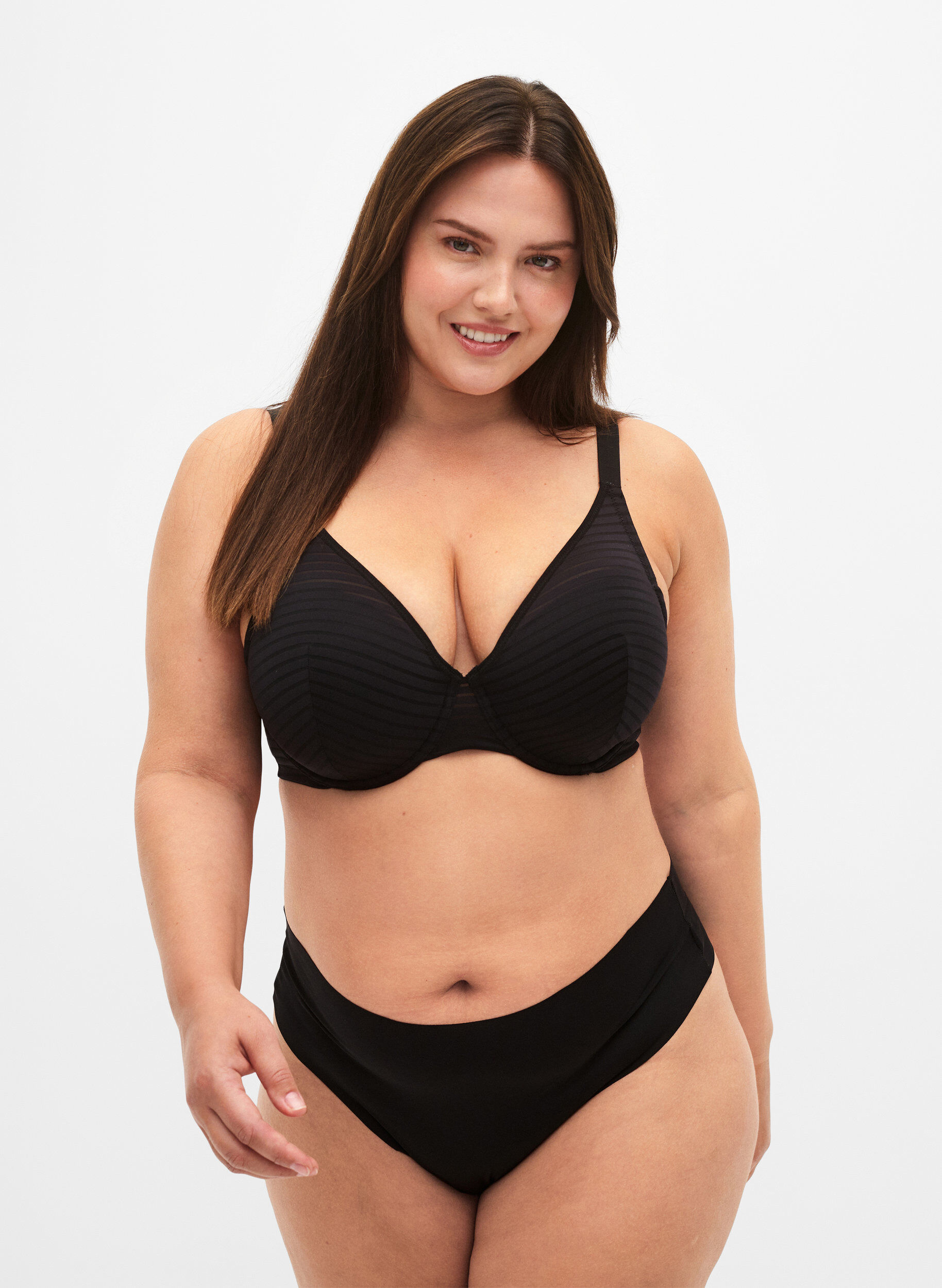 Zizzi Soutien-gorge moul&eacute; avec maille ray&eacute;e, Black, Model image number 2