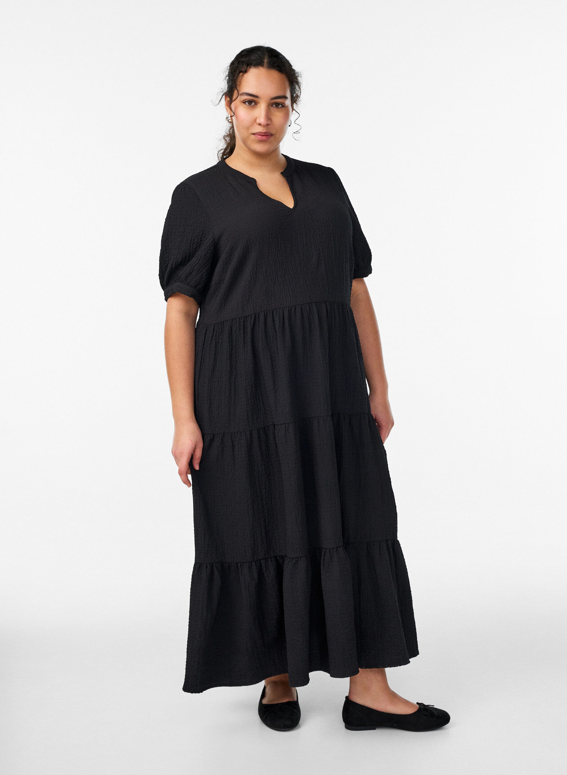 ZizziKn&ouml;chellanges Kleid mit kurzen &Auml;rmeln und gestuften Volants, Schwarz, Model image number 0