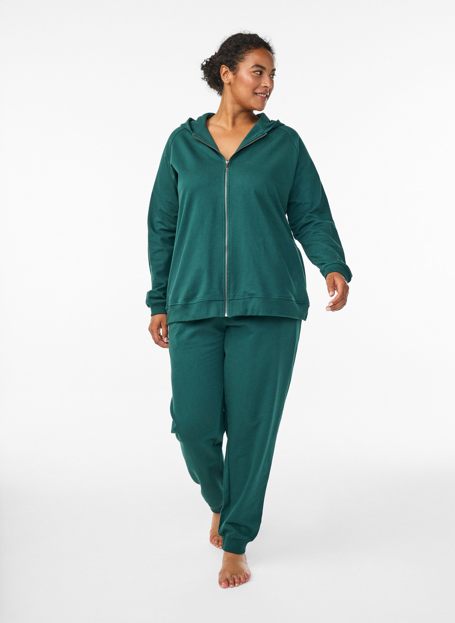 Hoch taillierte Sweatpants aus Baumwolle, Gr&uuml;n, Model
