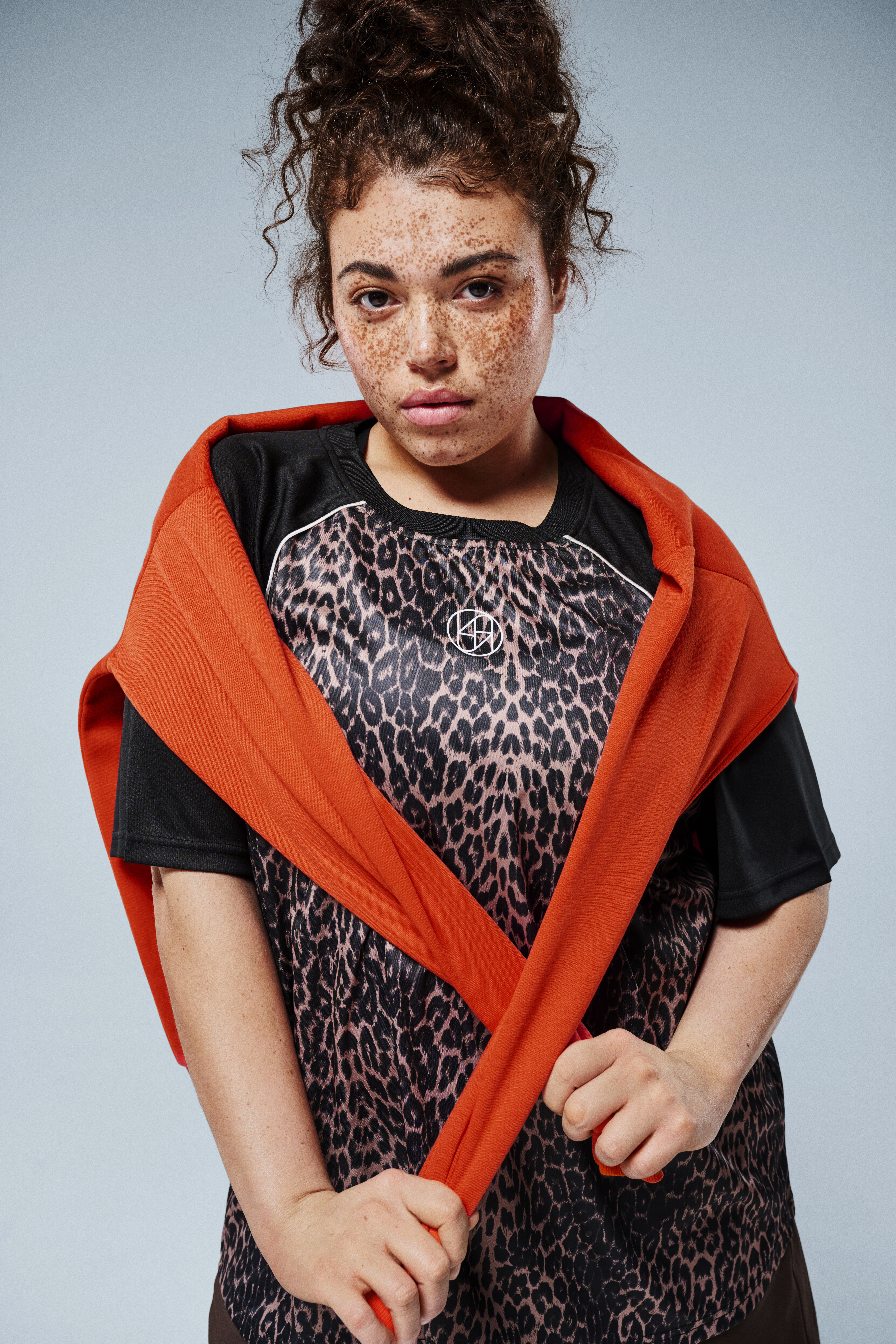 Zizzi Trainingsshirt mit Leopardenmuster, , Model