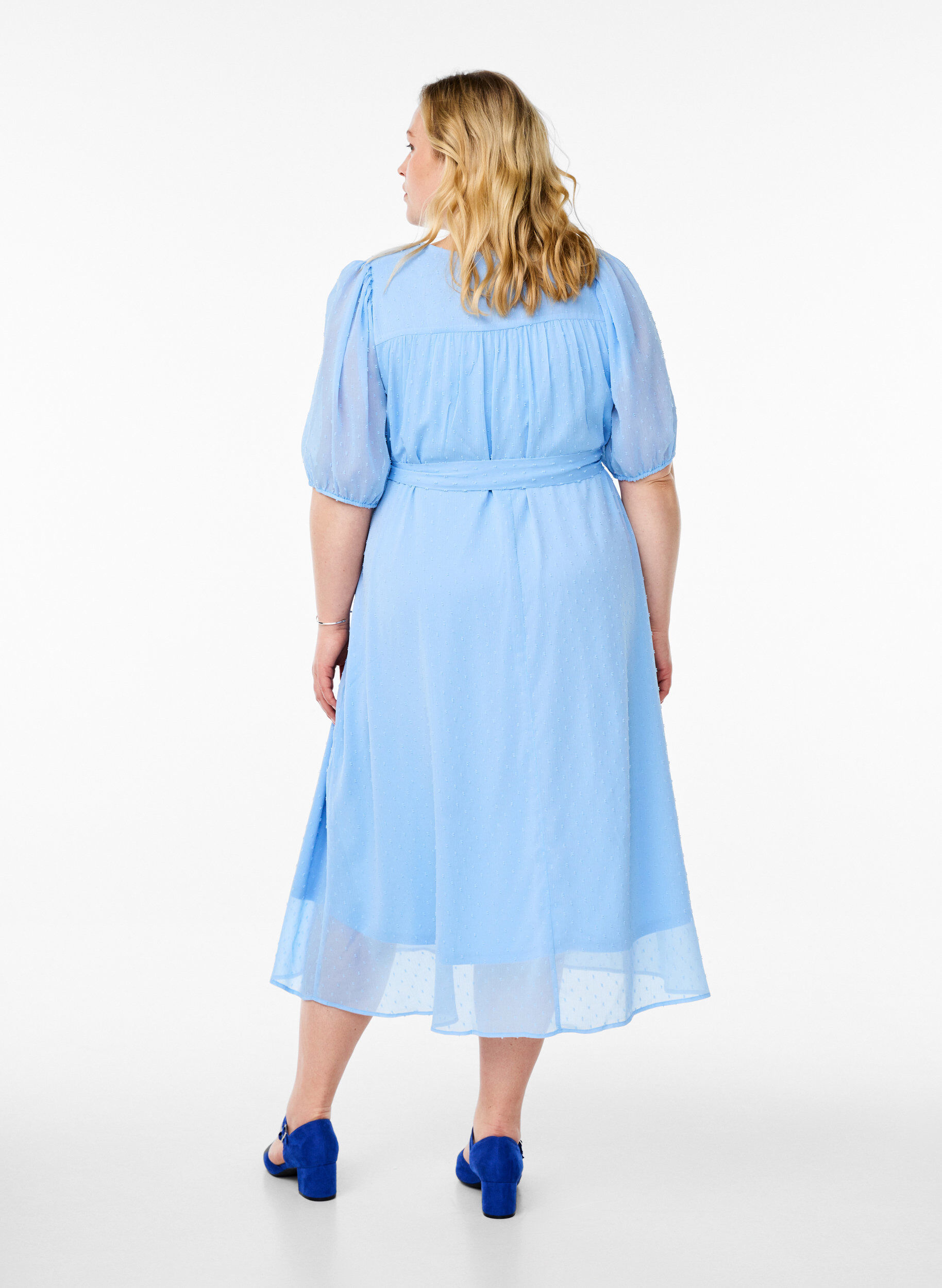 Zizzi Midi-Kleid mit V-Ausschnitt und Bindeband, Blau, Model image number 1