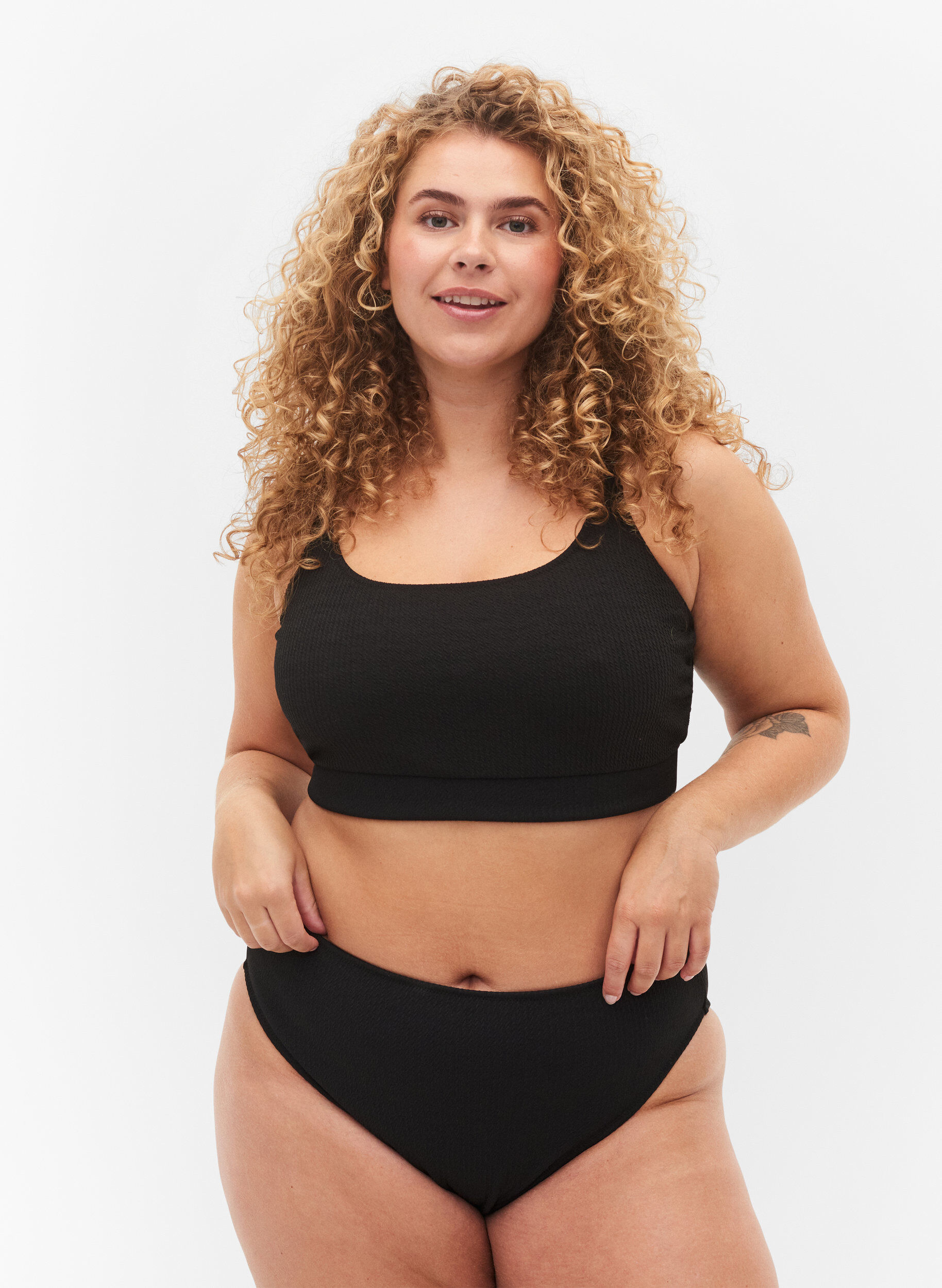 Zizzi Hochtaillierte Bikini-Hose mit Cr&ecirc;pe-Struktur, Black, Model image number 0