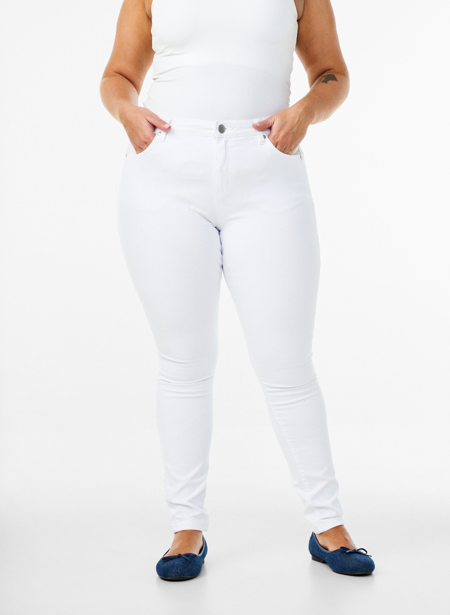 Zizzi Hochtaillierte Super Slim Amy Jeans, Wei&szlig;, Model image number 2