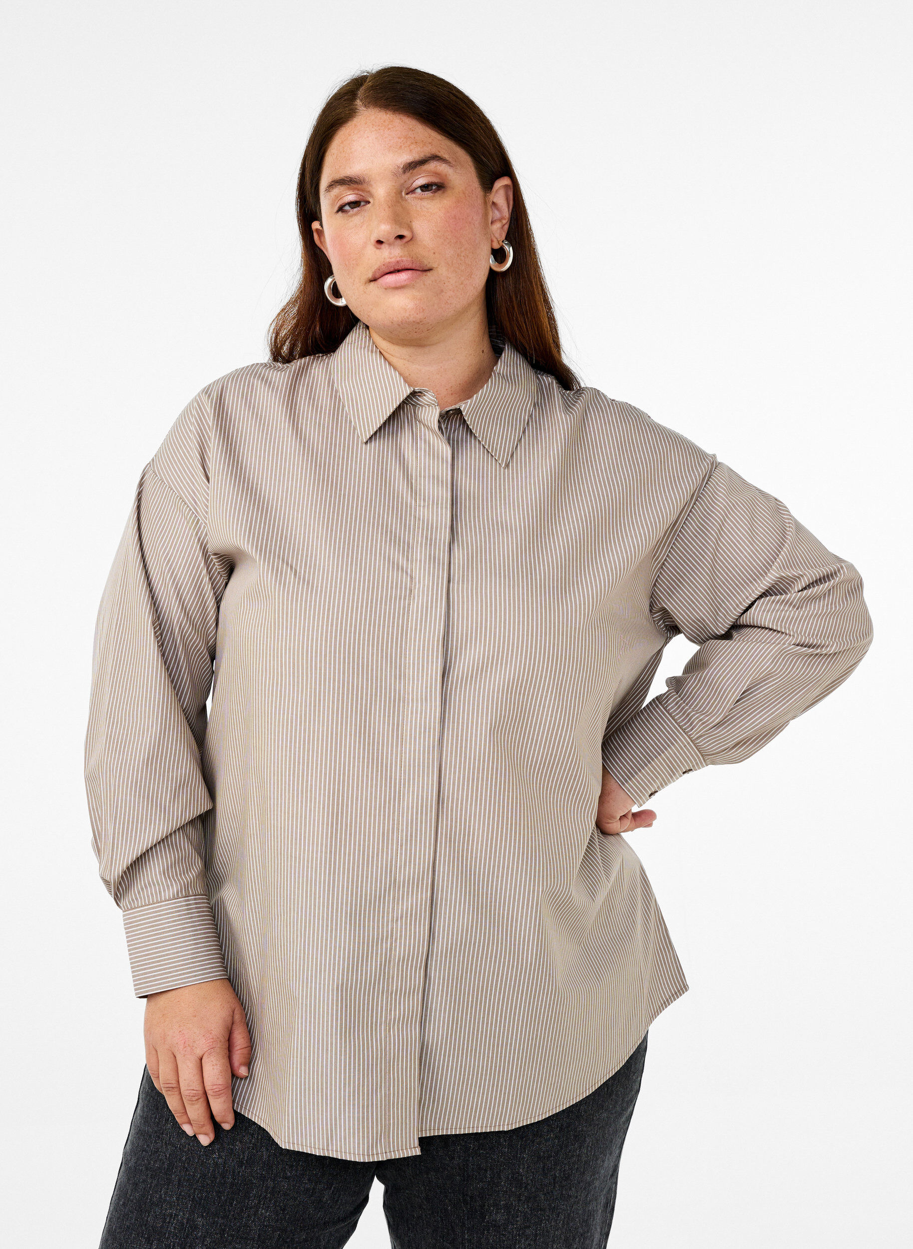 Zizzi Lockeres lang&auml;rmliges Hemd mit Streifen, Braun, Model image number 0