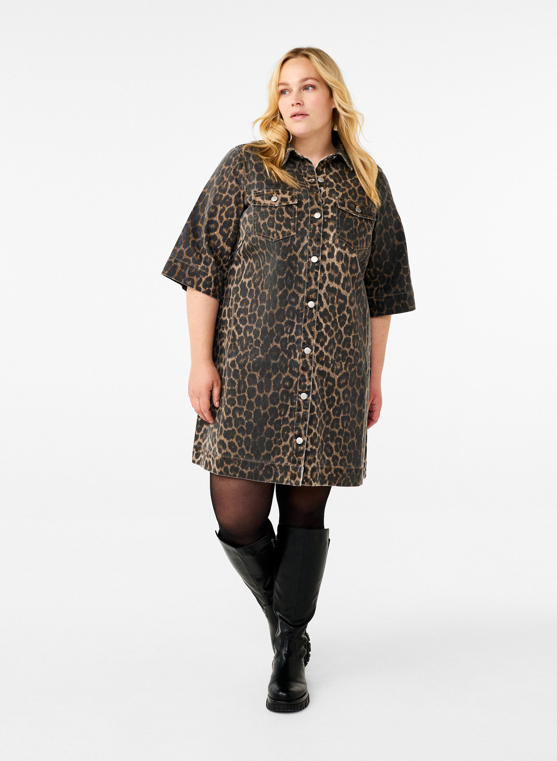 Zizzi Robe en jean &agrave; manches courtes avec imprim&eacute; l&eacute;opard, LEO AOP, Model image number 2