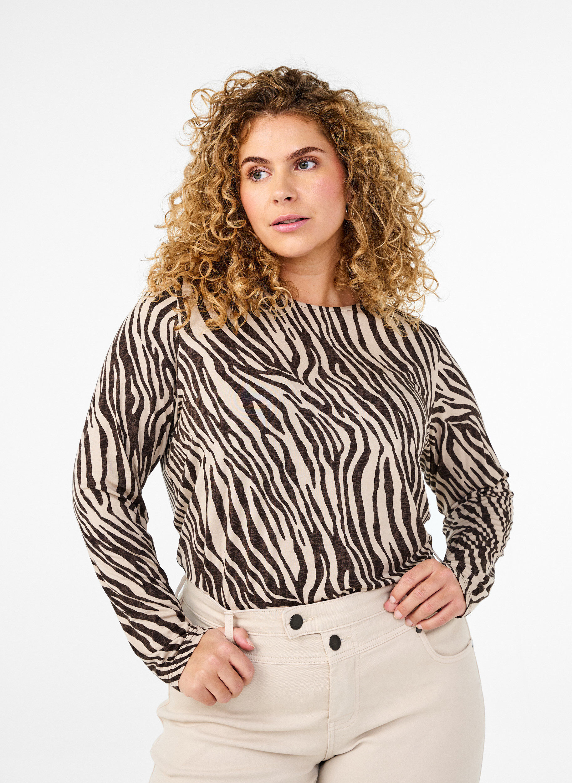Zizzi Lang&auml;rmlige Bluse mit Zebraprint, Braun, Model image number 0
