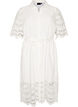 Hemdblusenkleid aus Broderie Anglaise mit Bindeg&uuml;rtel, Wei&szlig;, Packshot image number 0