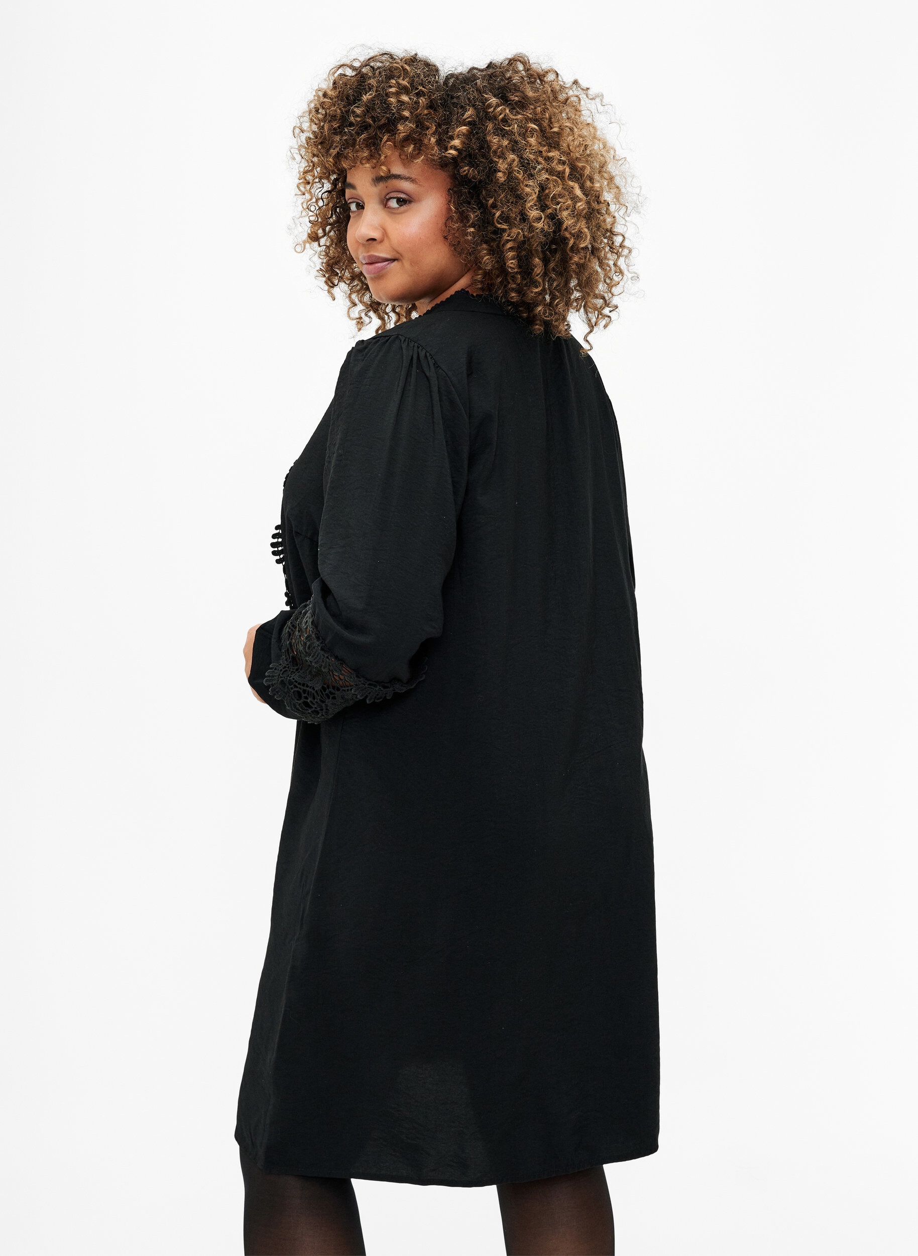 Zizzi Robe en viscose avec d&eacute;tails au crochet, Black, Model image number 1