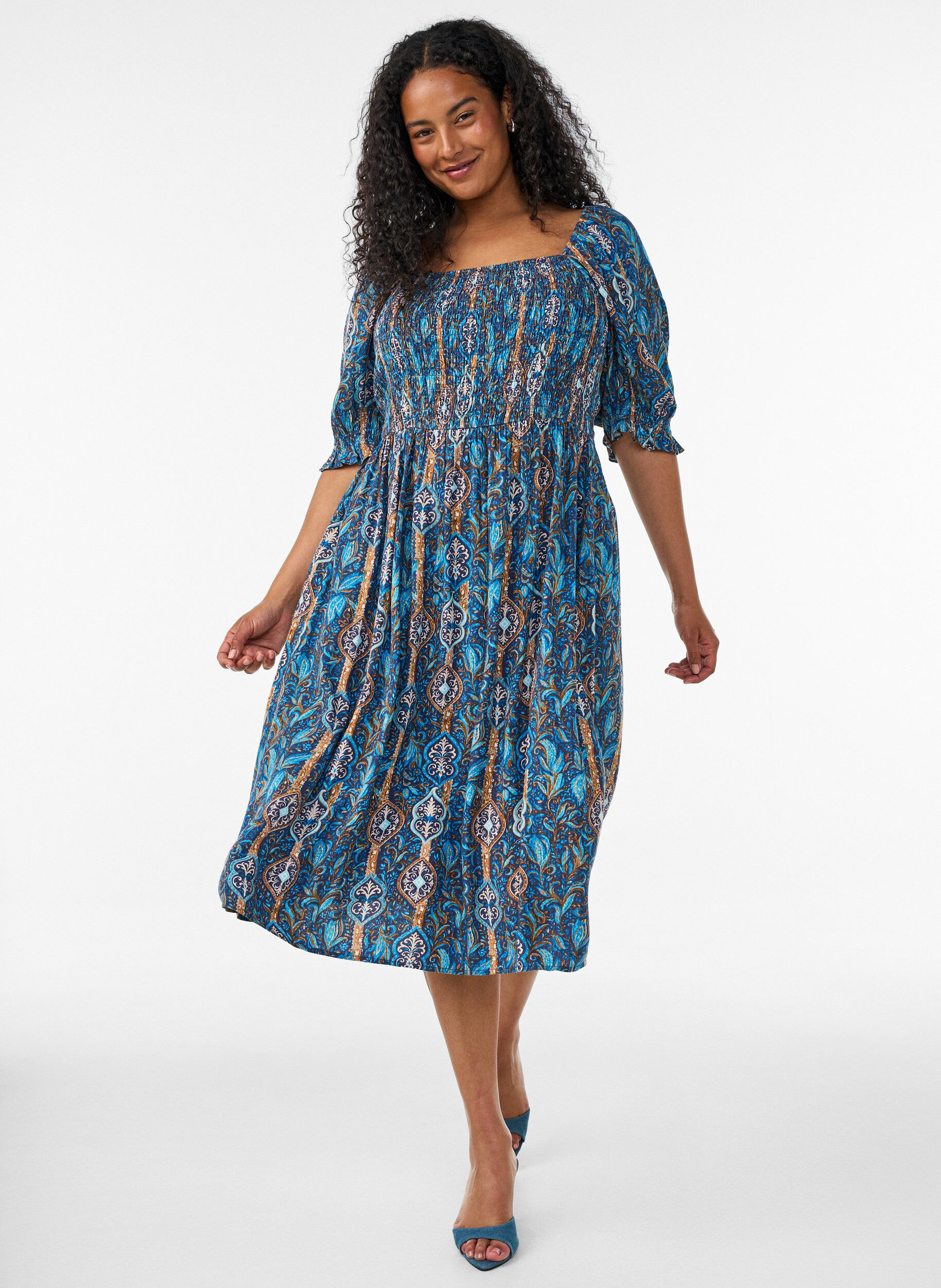 Sommerkleid aus Viskose mit Paisleymuster, Blau, Model