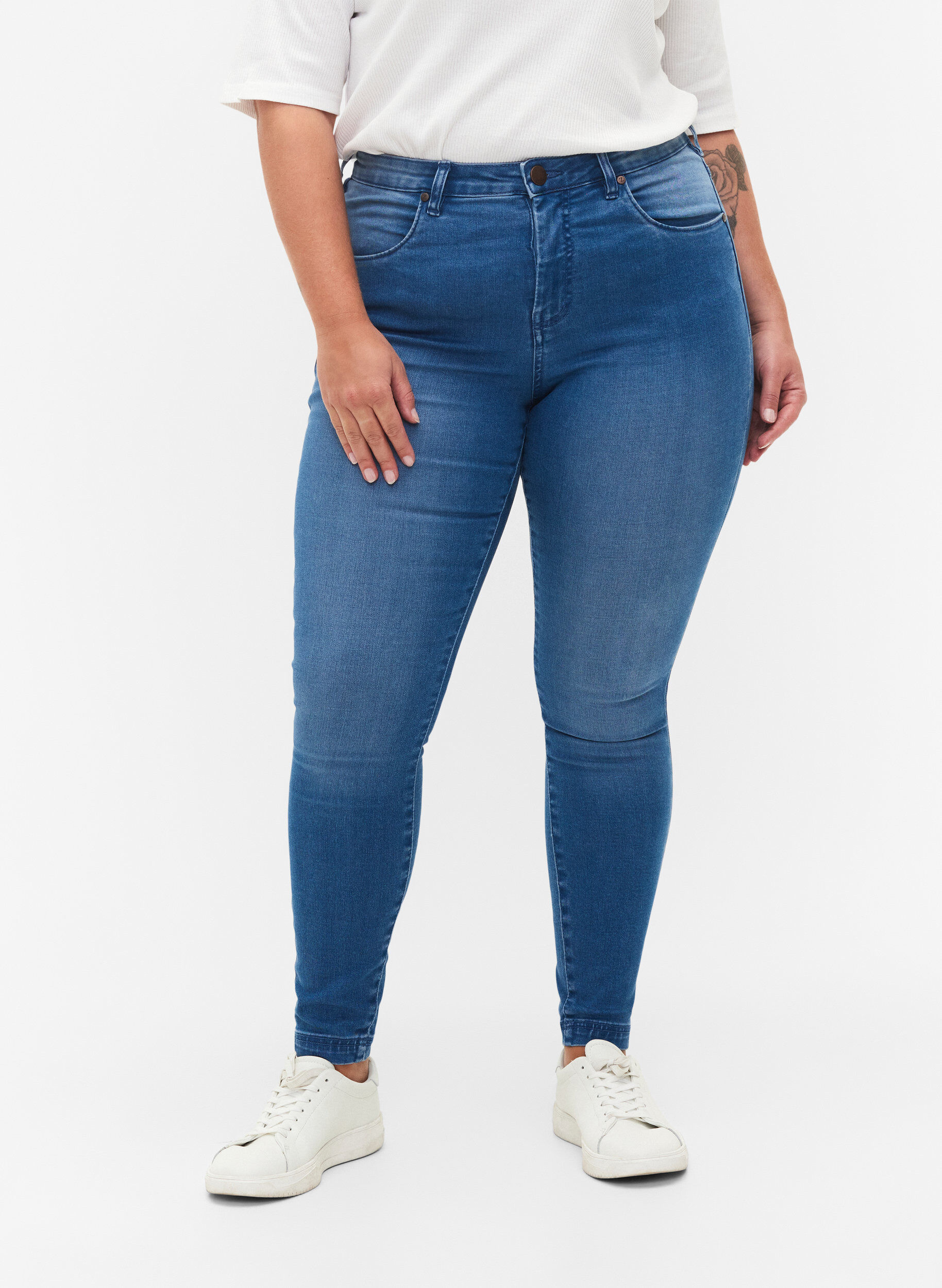 Zizzi Super Slim Amy Jeans mit hoher Taille, Light blue, Model image number 3
