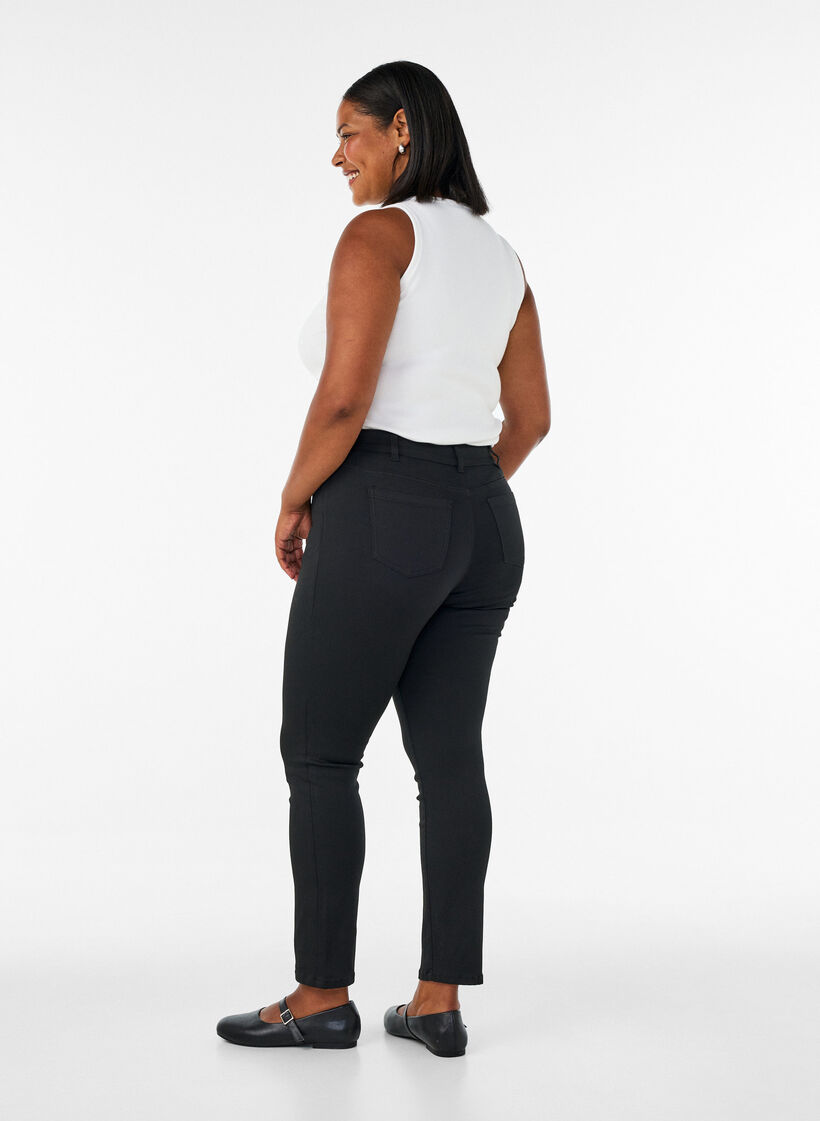 Emily Stay Black Jeans mit normaler Taille, Schwarz, Model image number 1