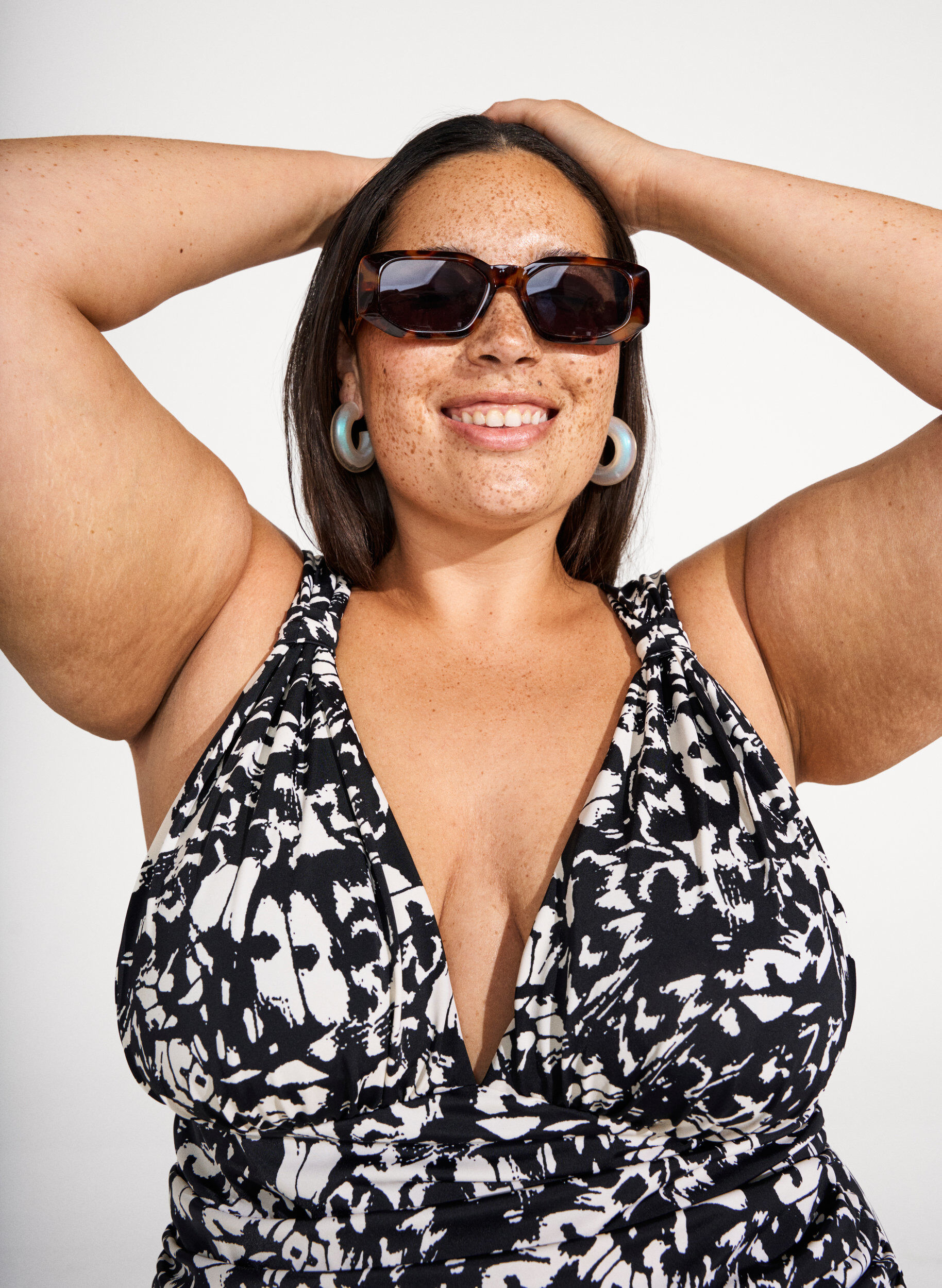 Zizzi Maillot de bain &agrave; motifs avec d&eacute;collet&eacute; en V profond, Noir, Image image number 0