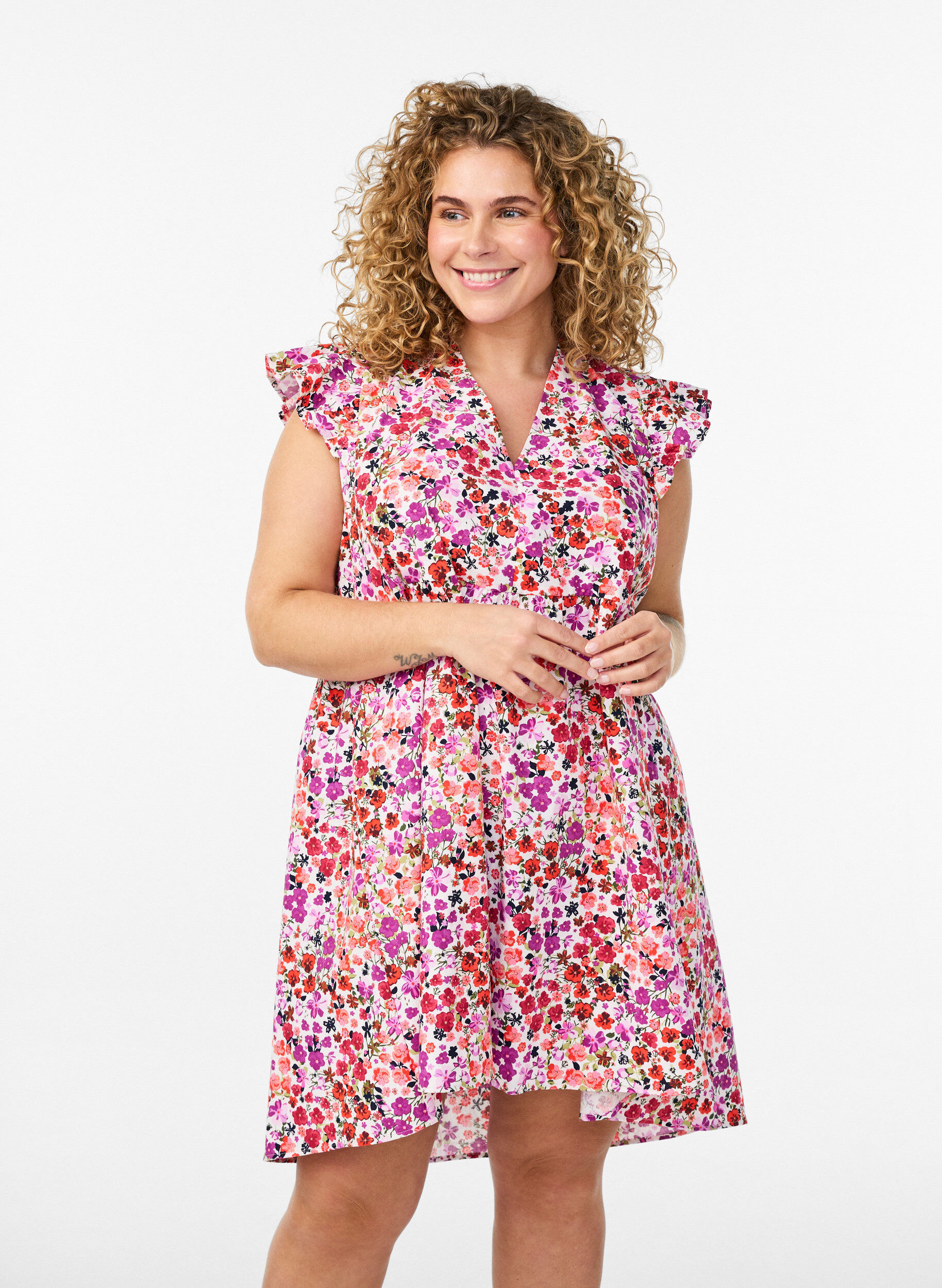 Zizzi Robe fleurie en coton avec volants et col en V, Rose, Model image number 0