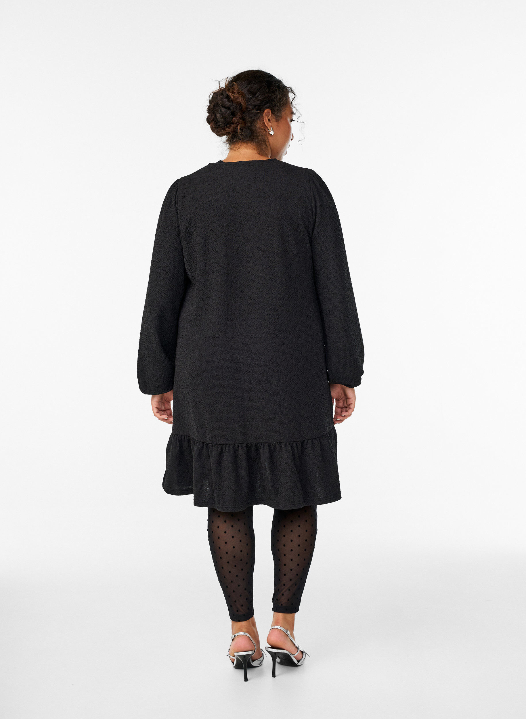 Zizzi Kurzes strukturiertes Kleid mit R&uuml;schensaum, Schwarz, Model image number 2