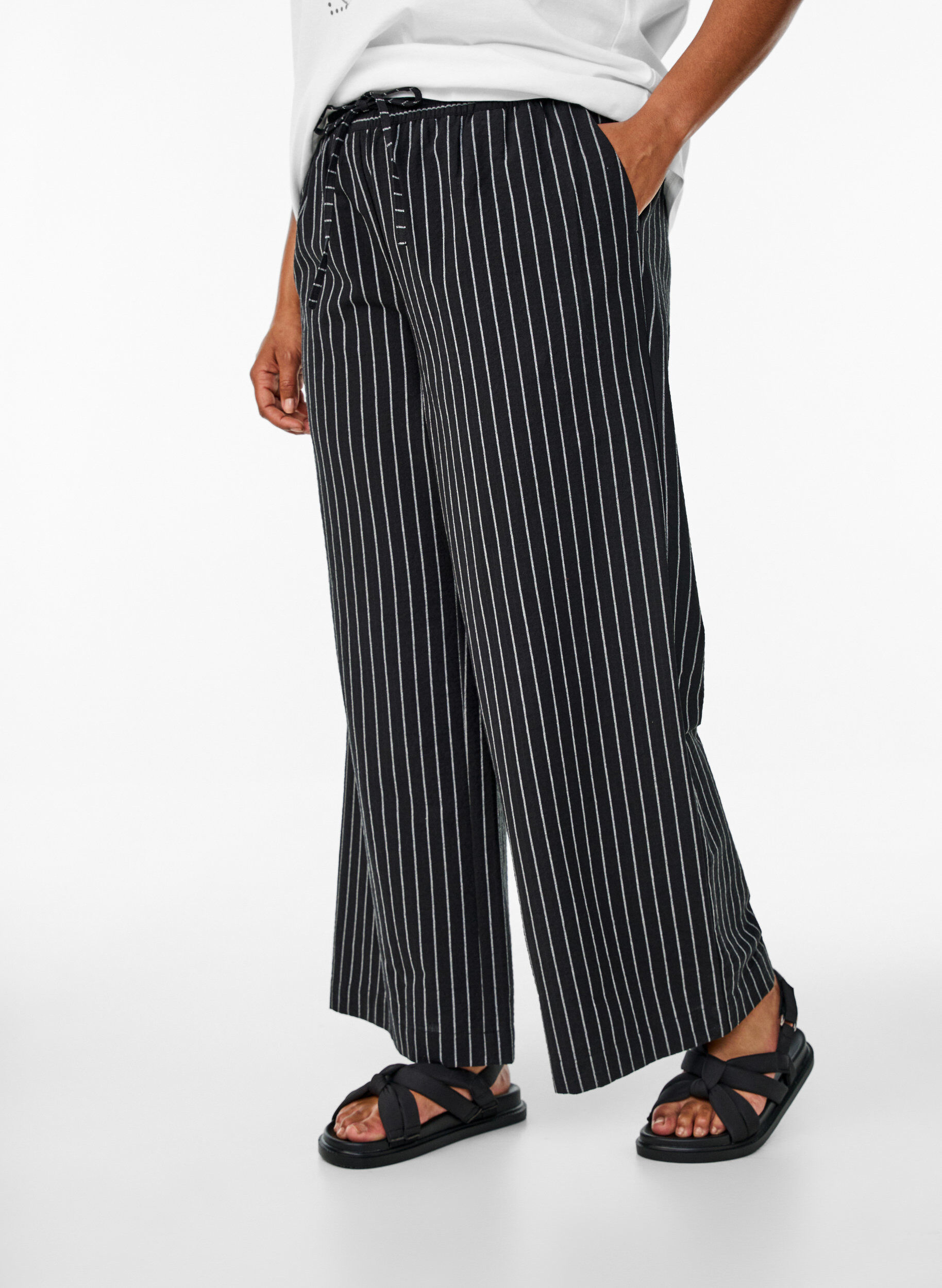 ZizziLockere Hose mit hohem Bund und Taschen, Schwarz, Model image number 3