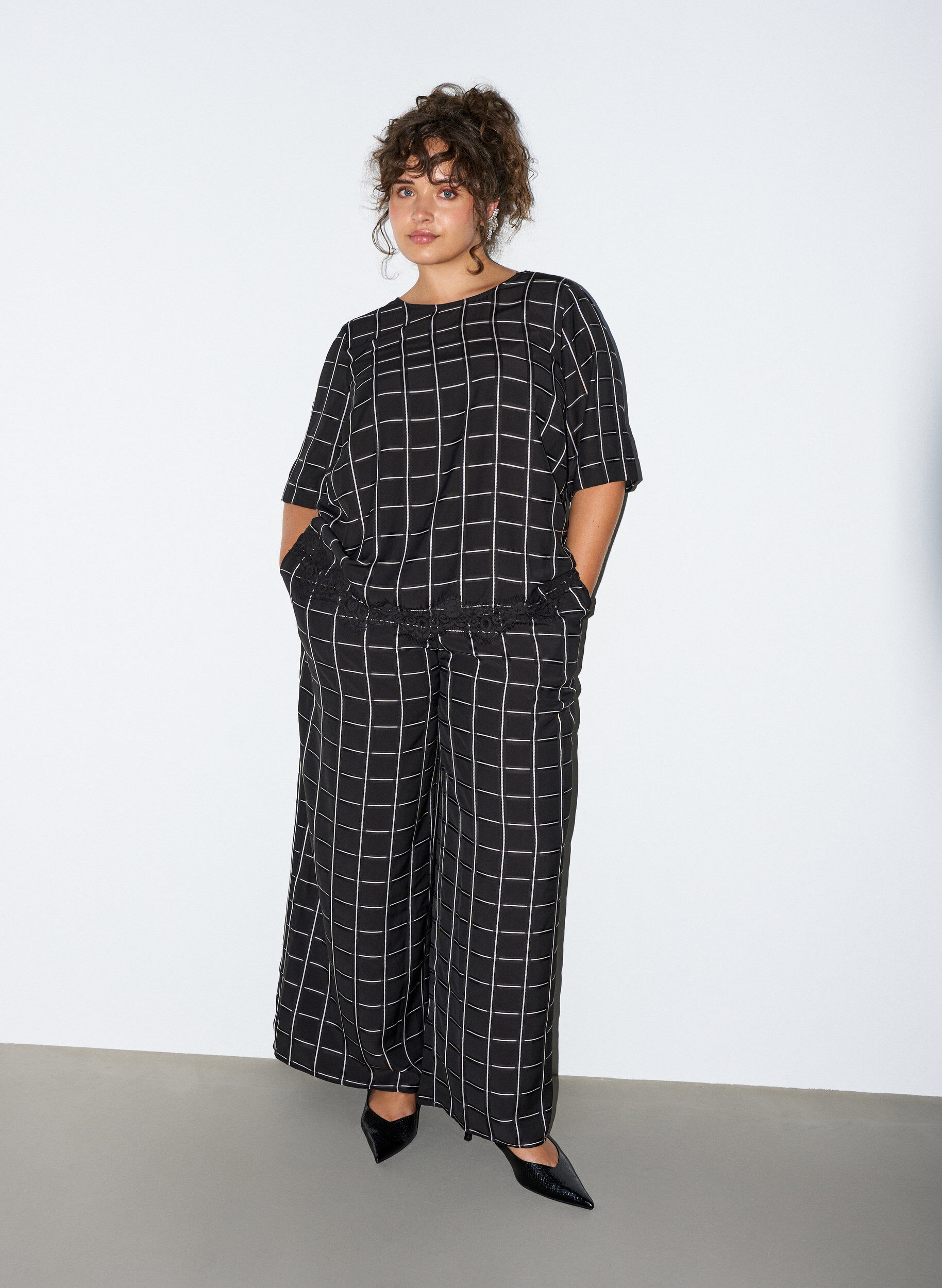 ZizziKarierte Bluse mit Spitzenbesatz und ellenbogenlangen &Auml;rmeln, Schwarz, Model image number 1
