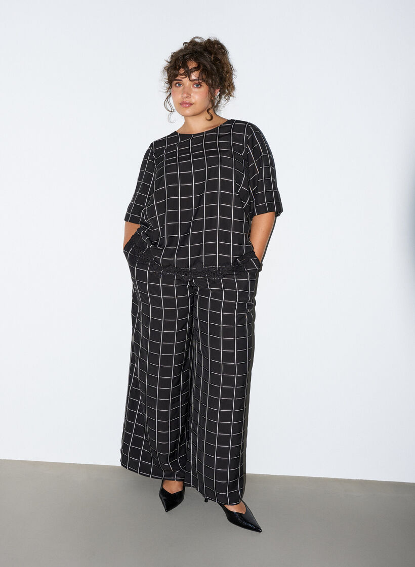 Karierte Bluse mit Spitzenbesatz und ellenbogenlangen &Auml;rmeln, Schwarz, Model image number 1