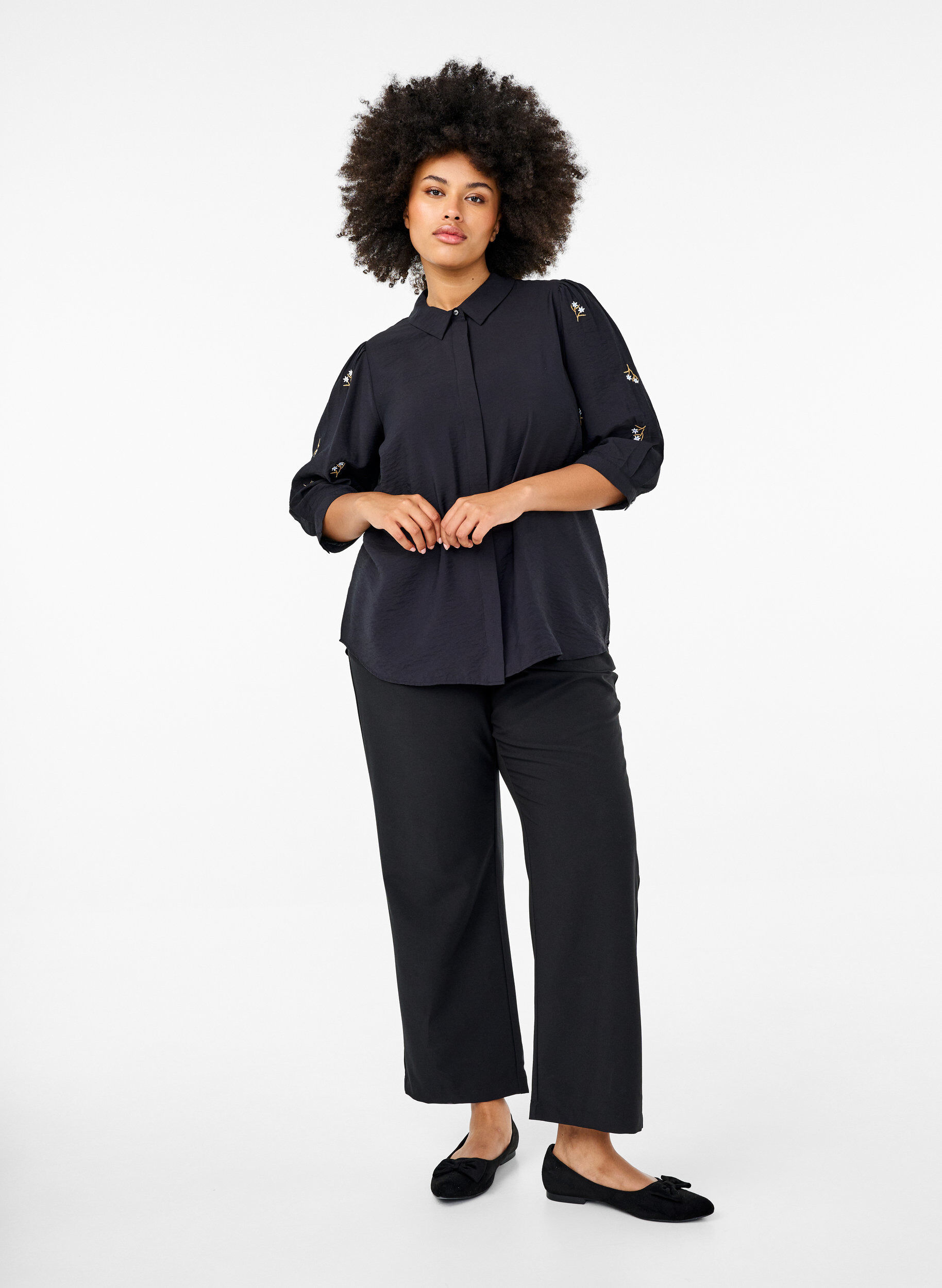Zizzi Bluse mit 3/4 &Auml;rmeln und gebl&uuml;mter Stickerei, Black, Model image number 2