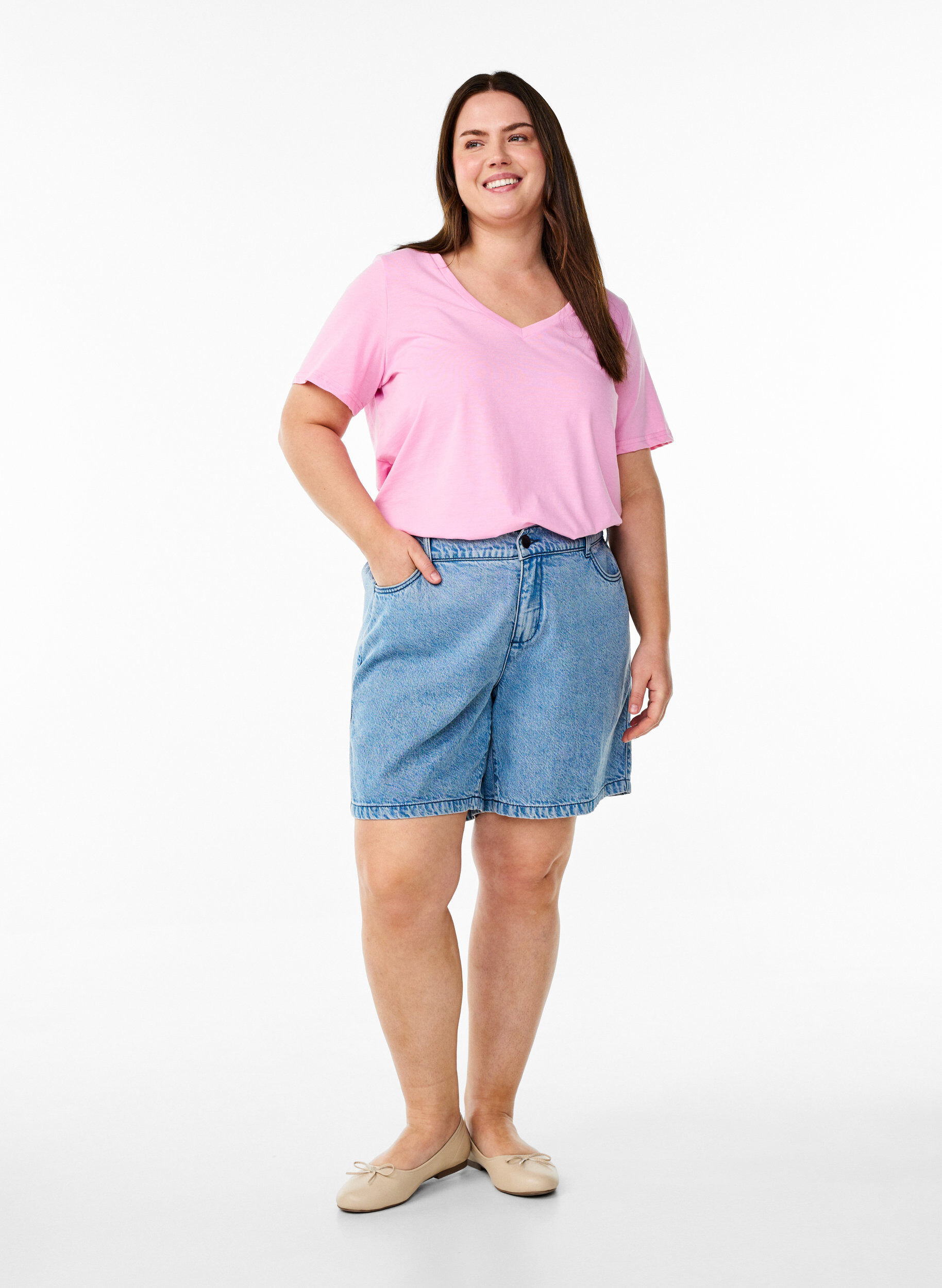 Zizzi T-shirt &agrave; manches courtes avec col V, Rose, Model image number 1