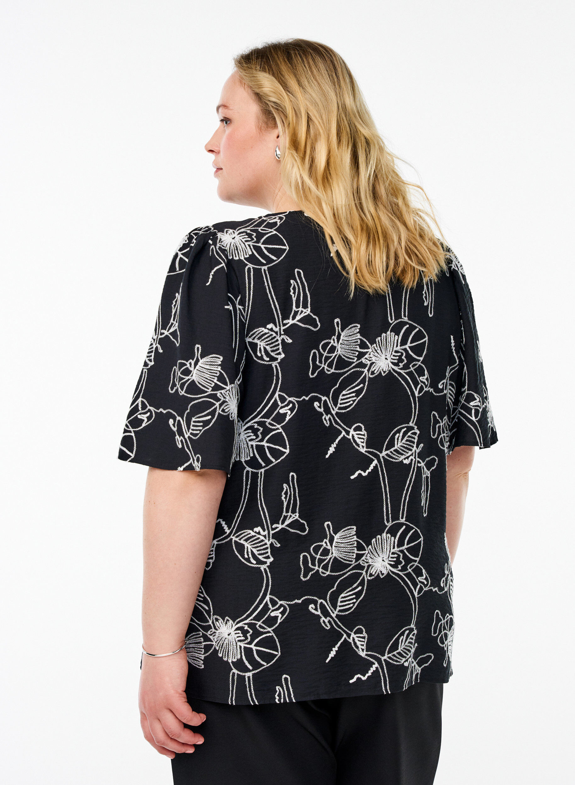 Zizzi Kurz&auml;rmelige Bluse mit Stickmuster, Schwarz, Model image number 2