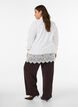 Chemise ample avec une large bordure en dentelle, Blanc, Model image number 2