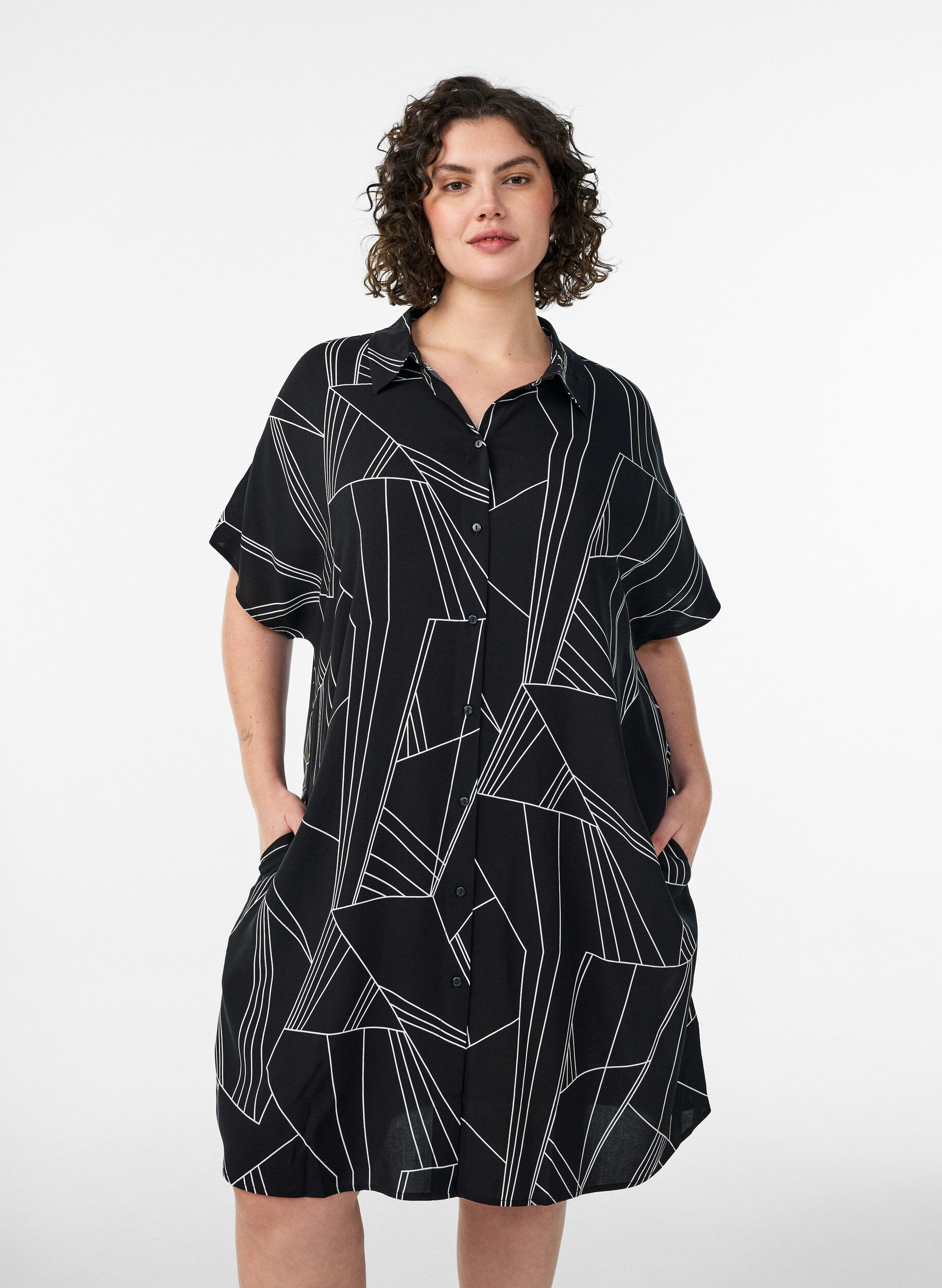 Zizzi Chemise longue ample en viscose, Noir, Model image number 0