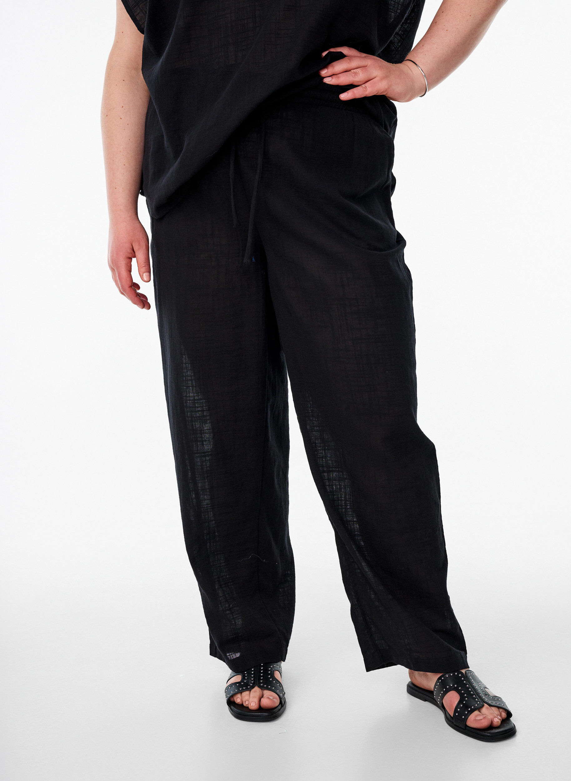 Zizzi FLASH - Gerade geschnittene Hose mit hoher Taille, Schwarz, Model image number 2