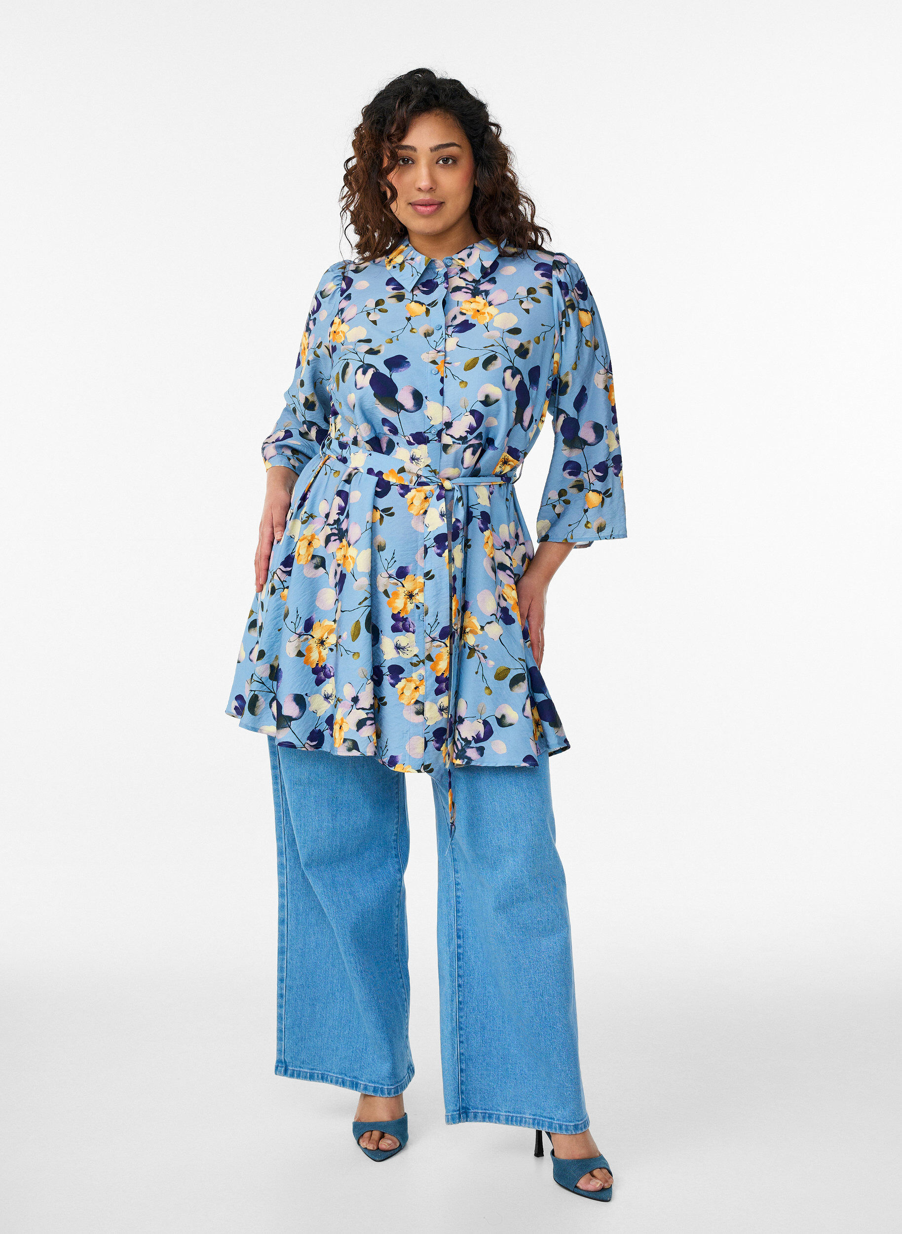 Zizzi Gemusterte Tunika mit Bindeg&uuml;rtel und 3/4-&Auml;rmeln, Blau, Model image number 1