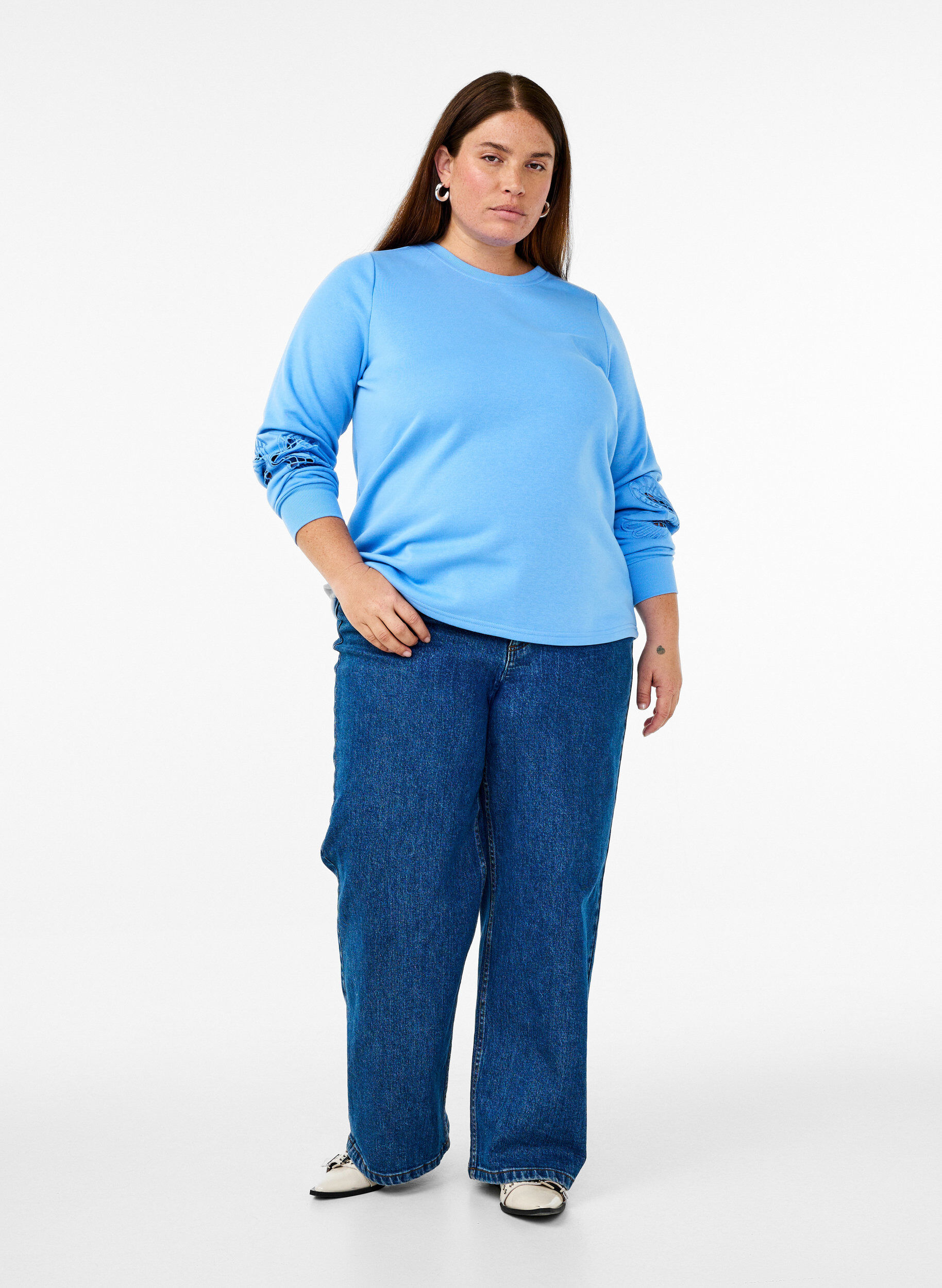 Zizzi Sweatshirt avec d&eacute;coupes &agrave; motifs brod&eacute;s, Della Robbia Blue, Model image number 2