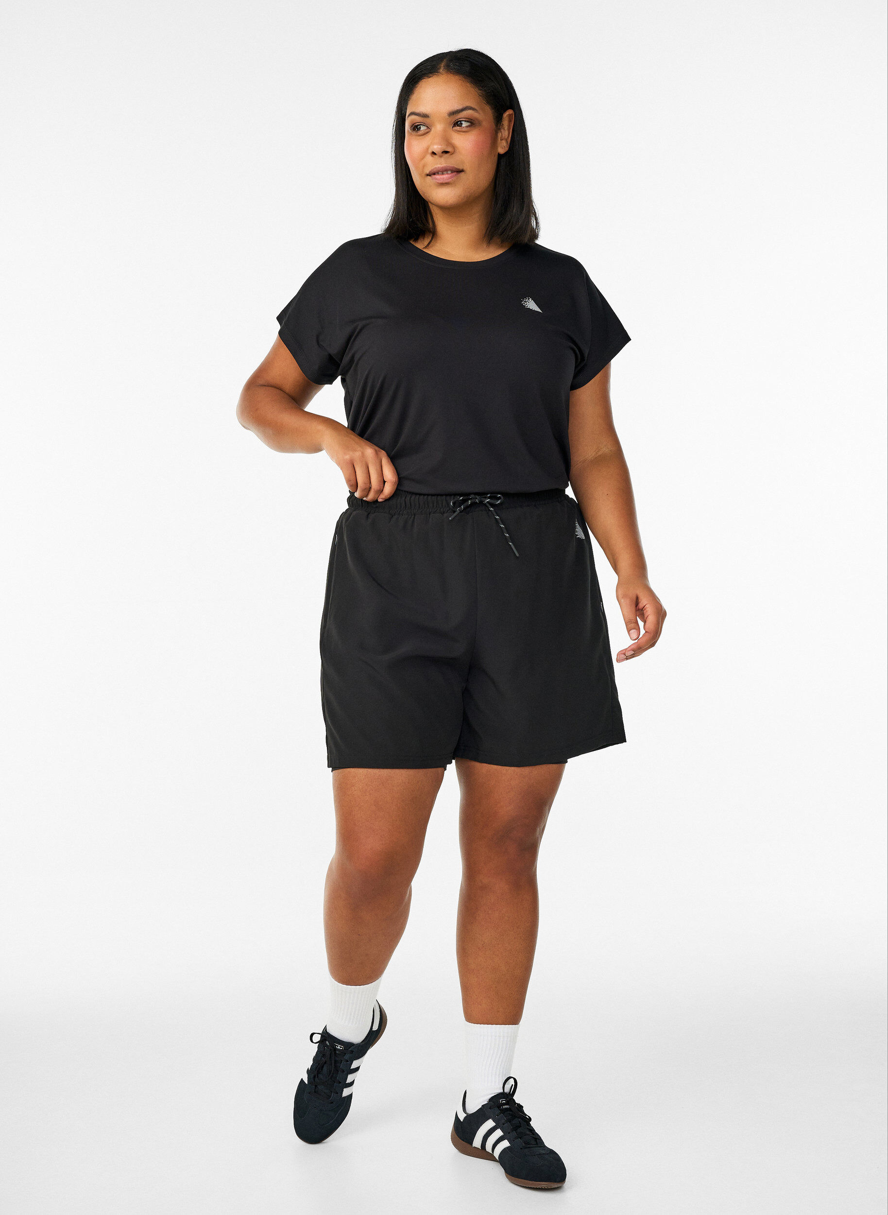 Zizzi Trainingsshorts mit Innenhose und Handytasche, Schwarz, Model image number 1