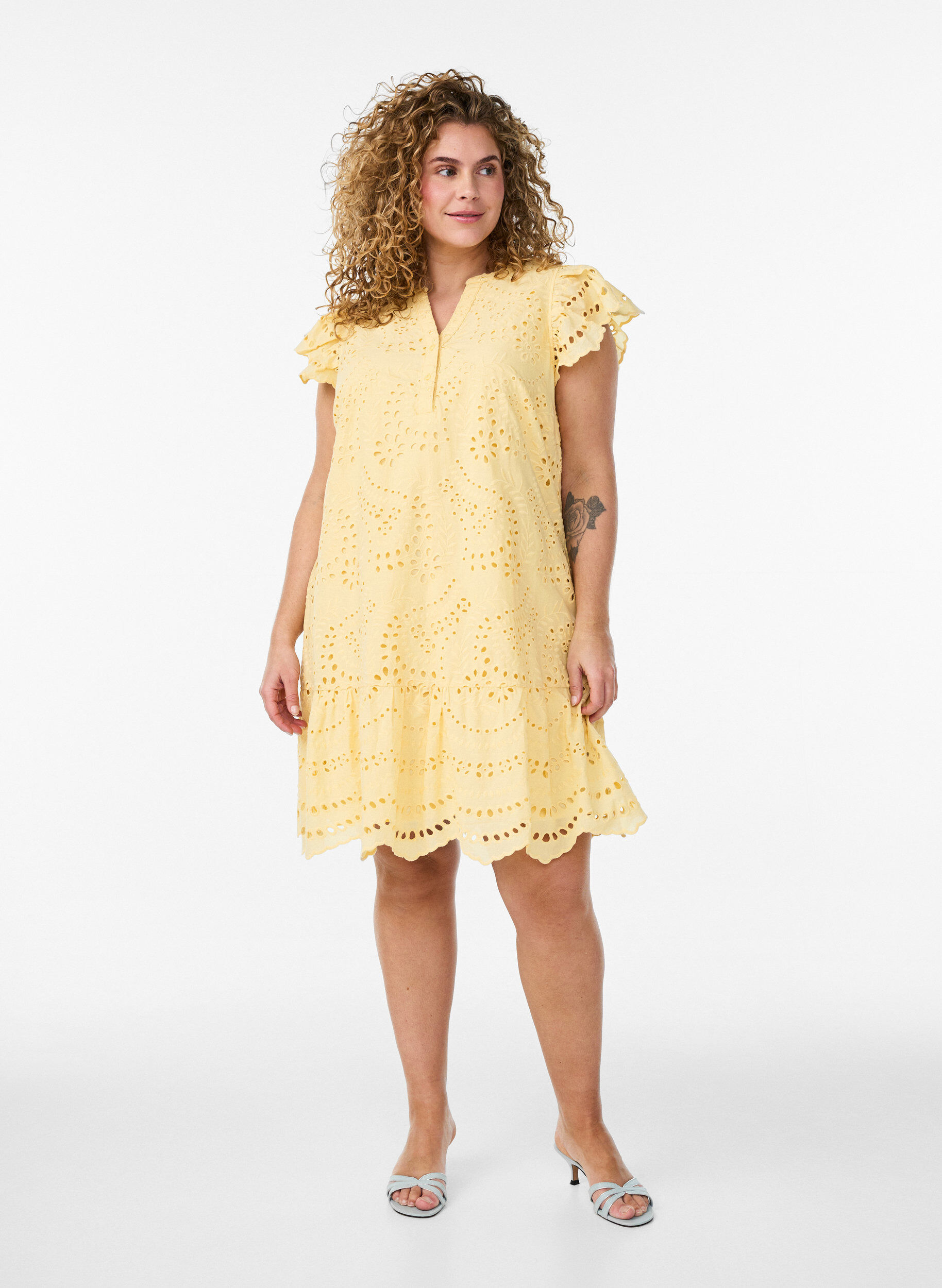 ZizziRobe en broderie anglaise avec manches &agrave; volants, Jaune clair, Model image number 1