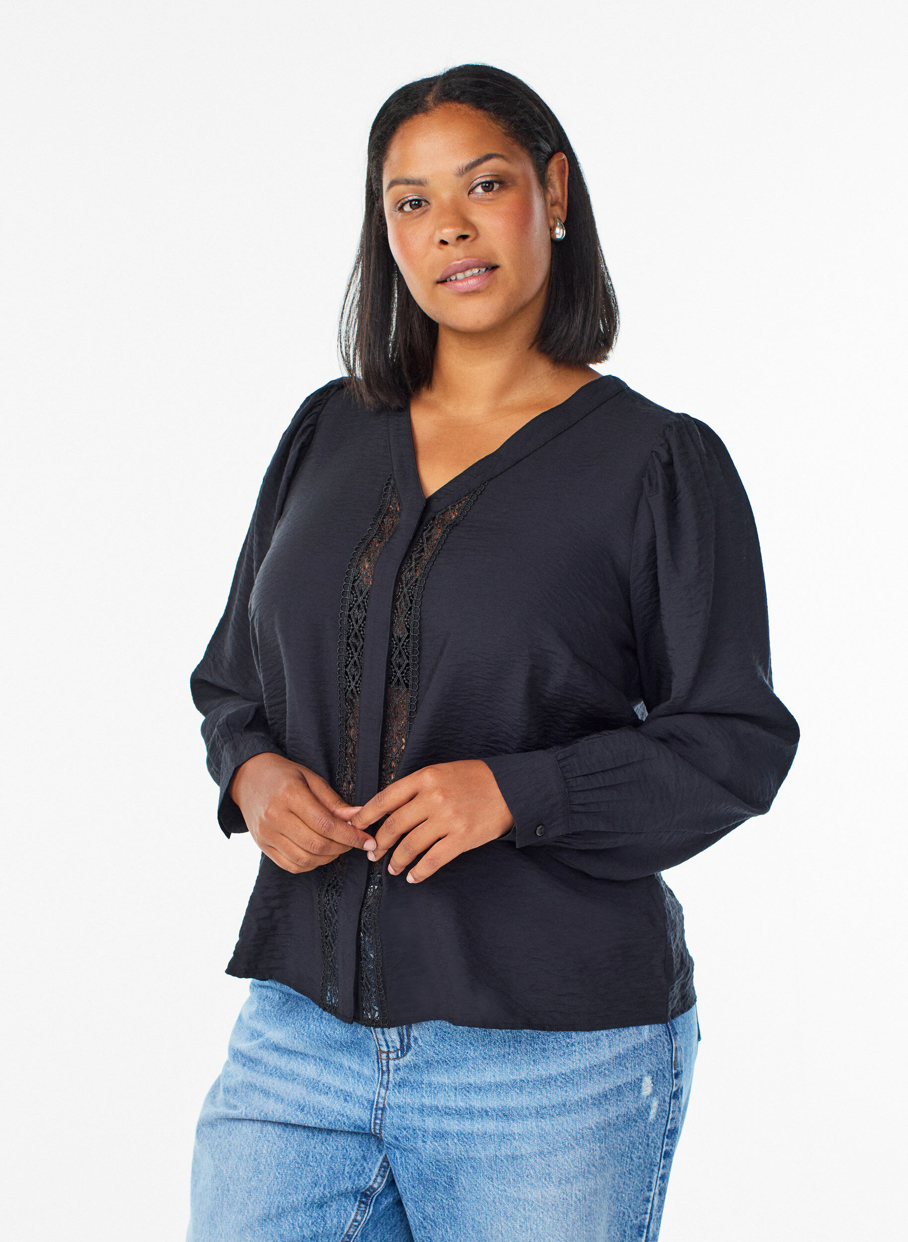 Zizzi Bluse mit V-Ausschnitt und bestickten B&auml;ndern, Schwarz, Model image number 0